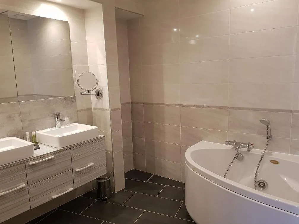 Shower in Brit Hotel de Grignan Vichy