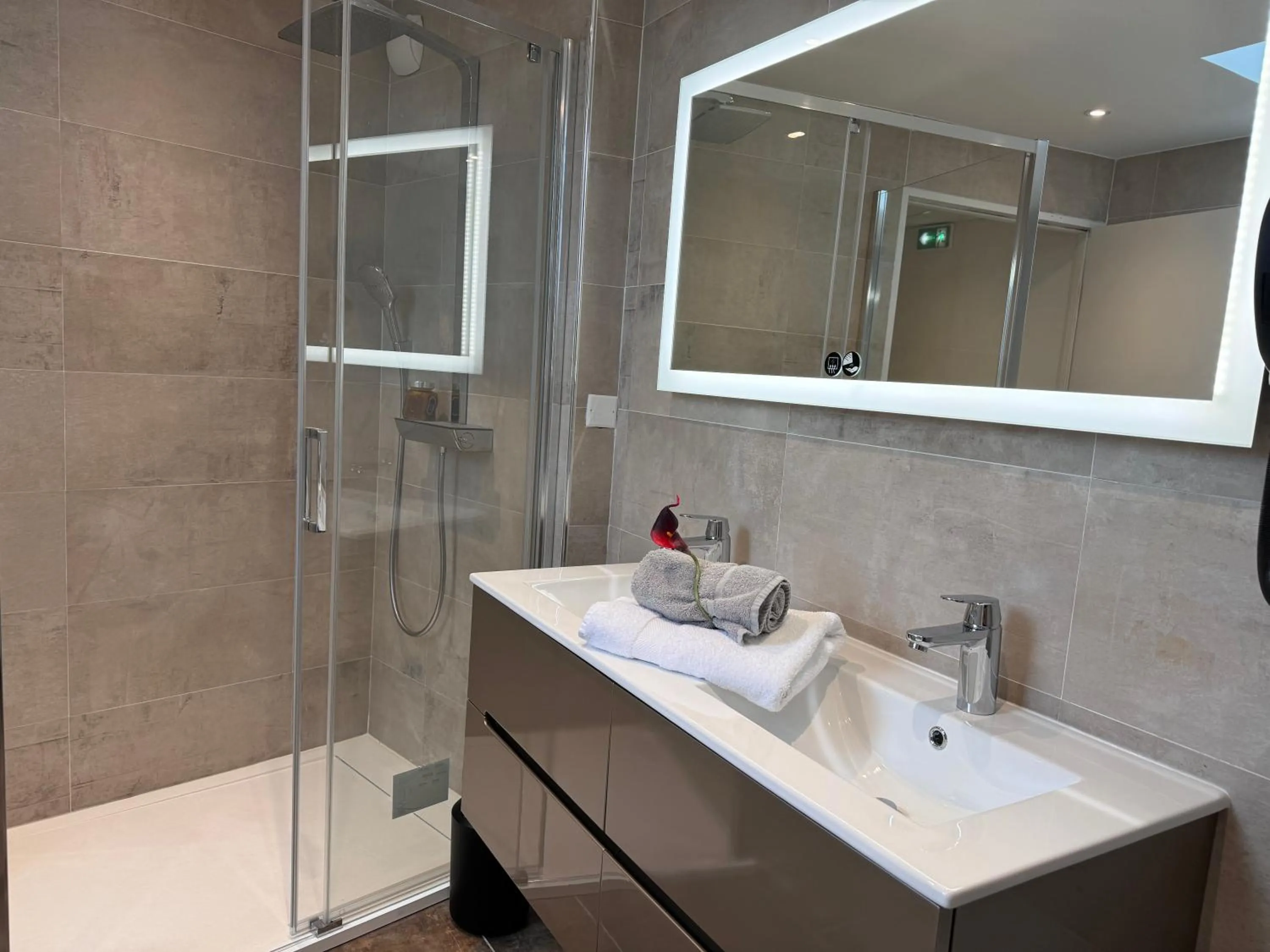 Bathroom in Brit Hotel de Grignan Vichy