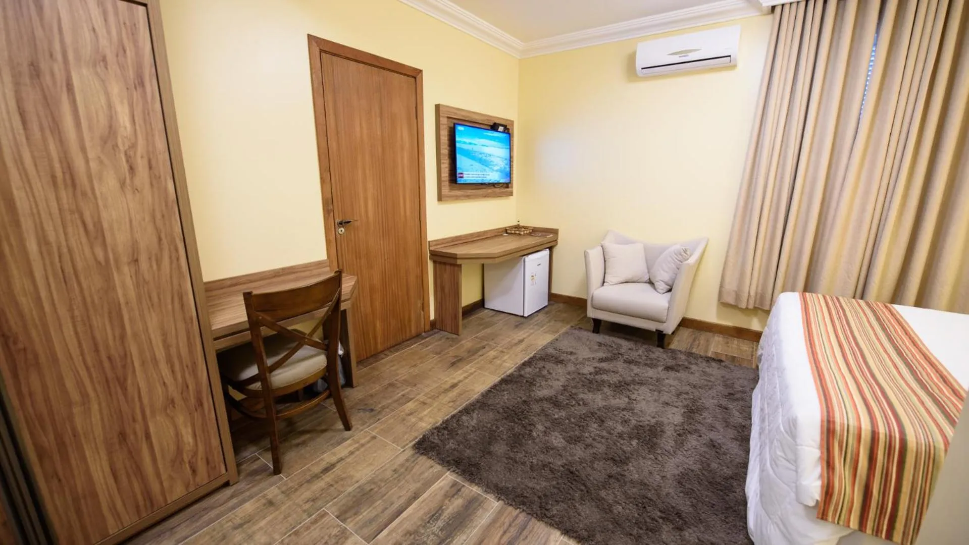 Shower, Bed in Hotel Alles Blau