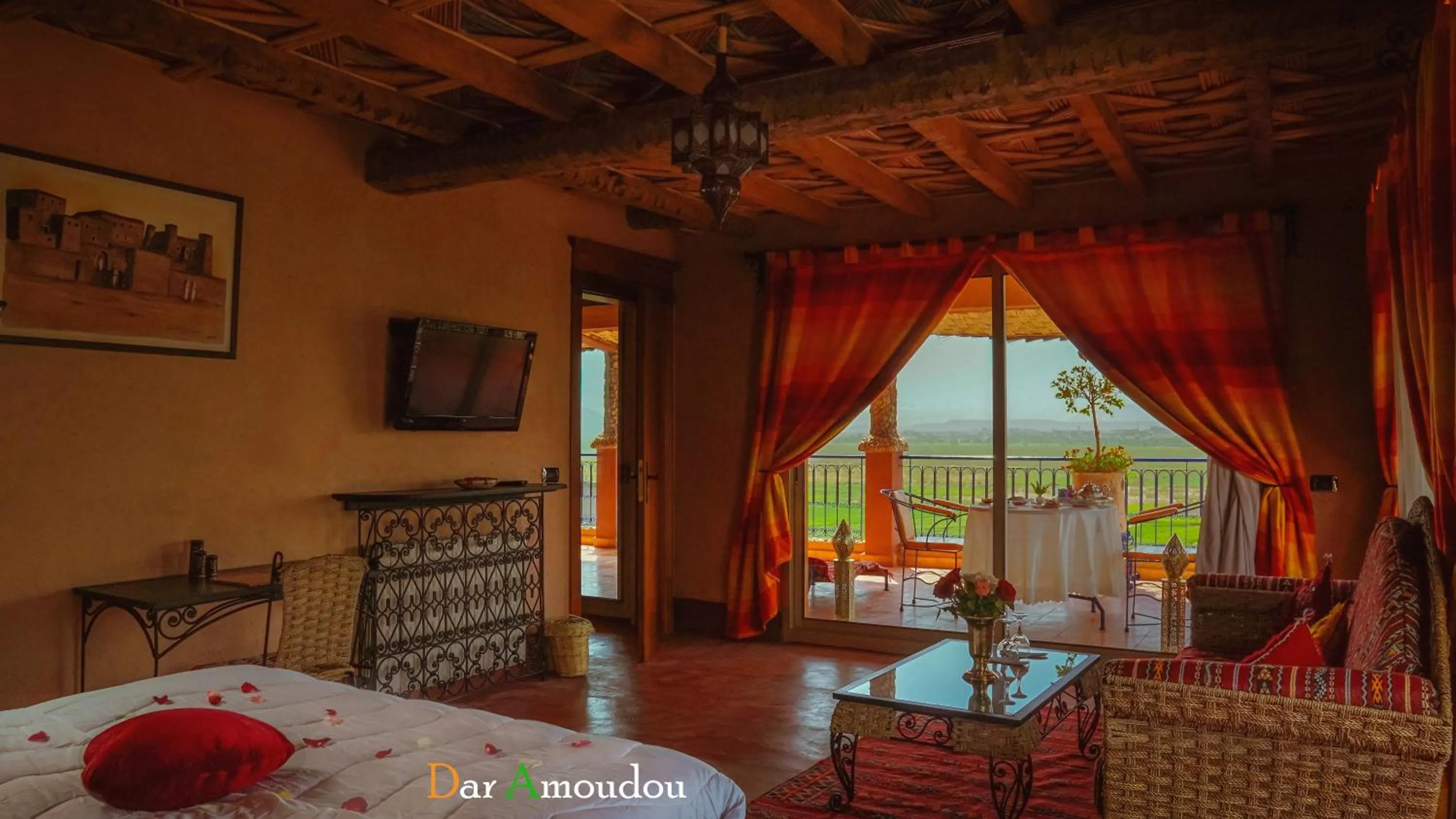 Communal lounge/ TV room, Bed in Dar Amoudou