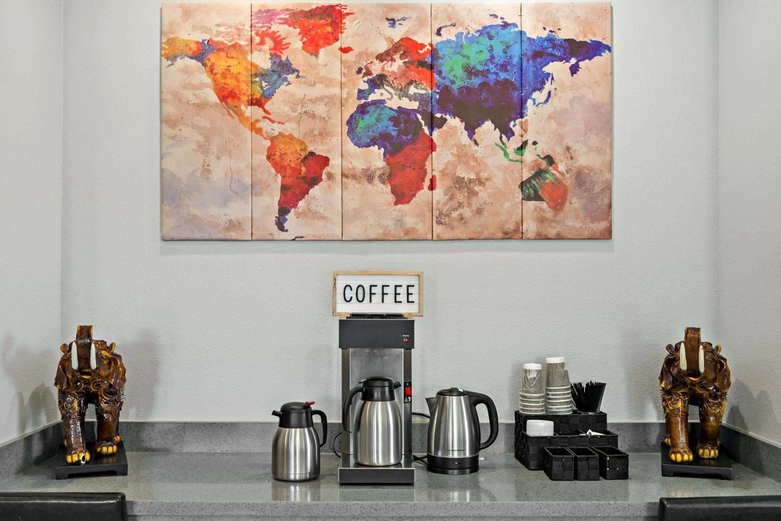 Coffee/tea facilities in Paris Inn & Suites