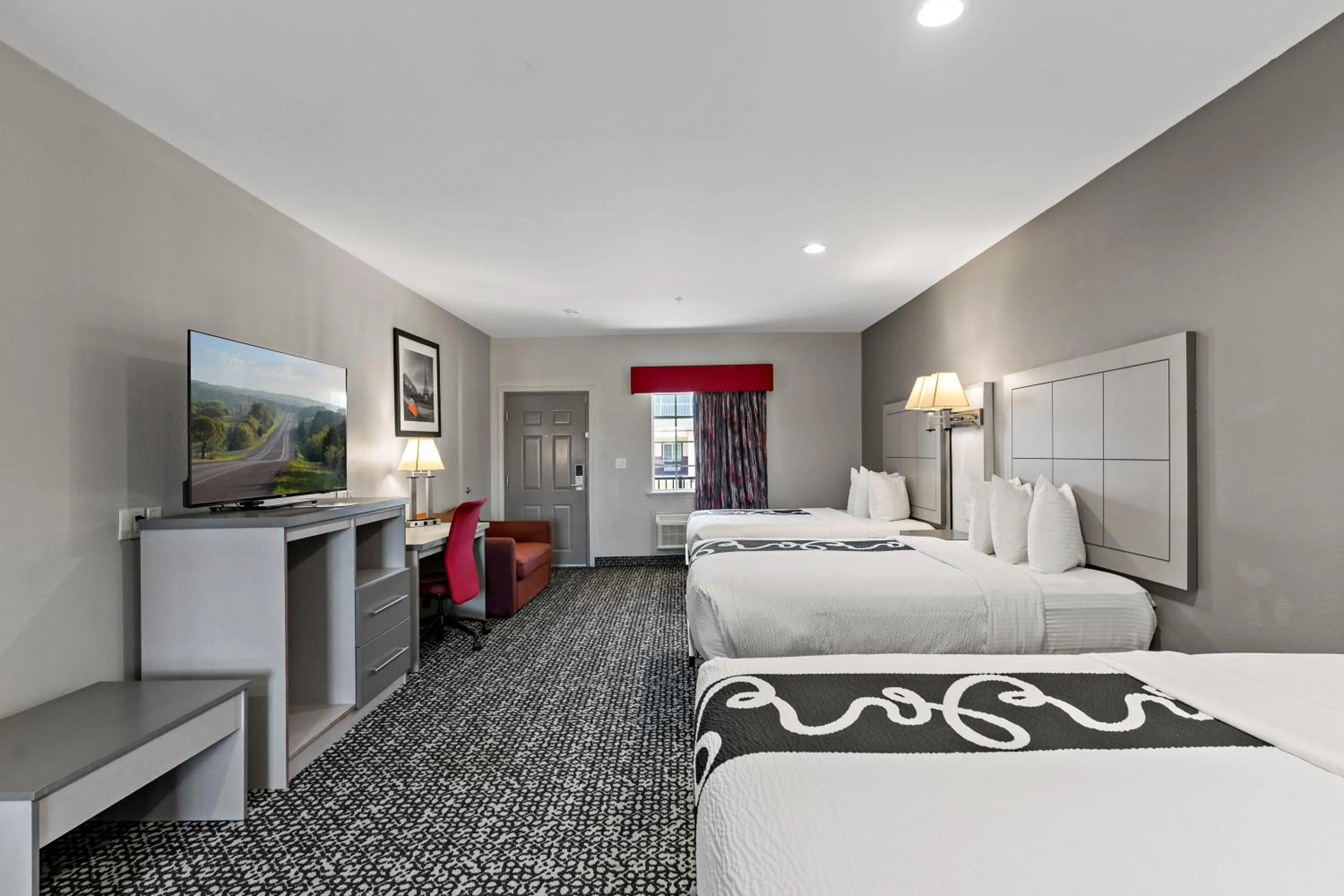 Bed in Paris Inn & Suites