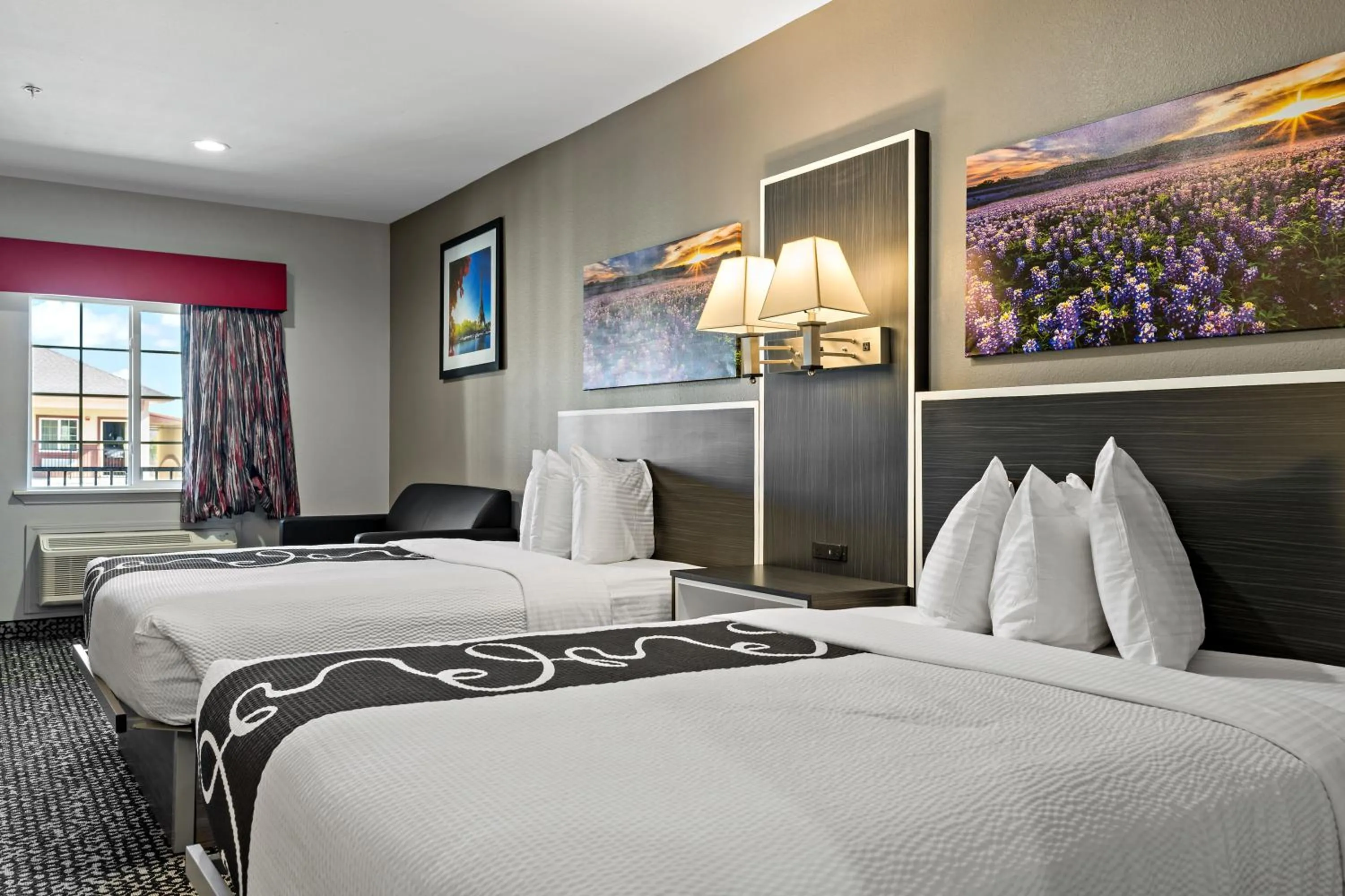 Bed in Paris Inn & Suites