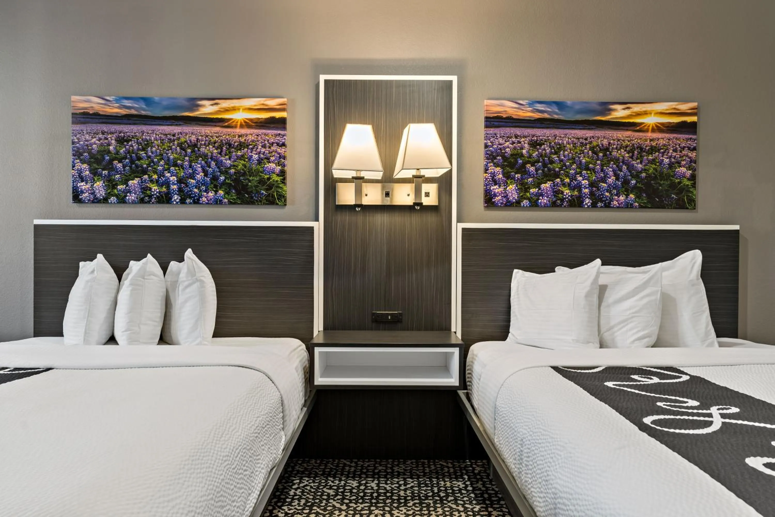 Photo of the whole room, Bed in Paris Inn & Suites