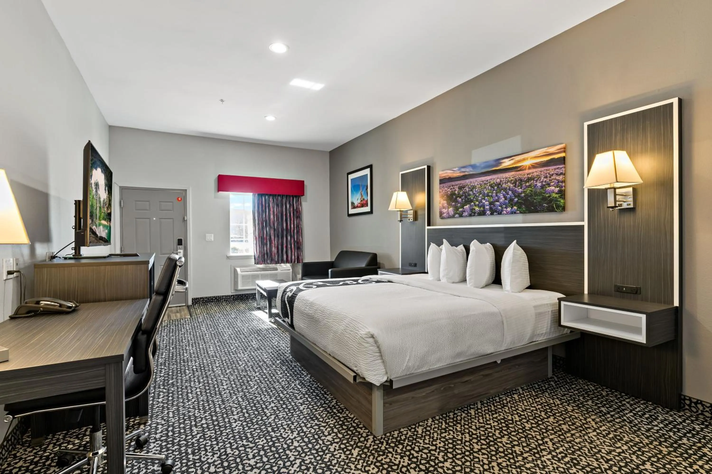 Bed in Paris Inn & Suites