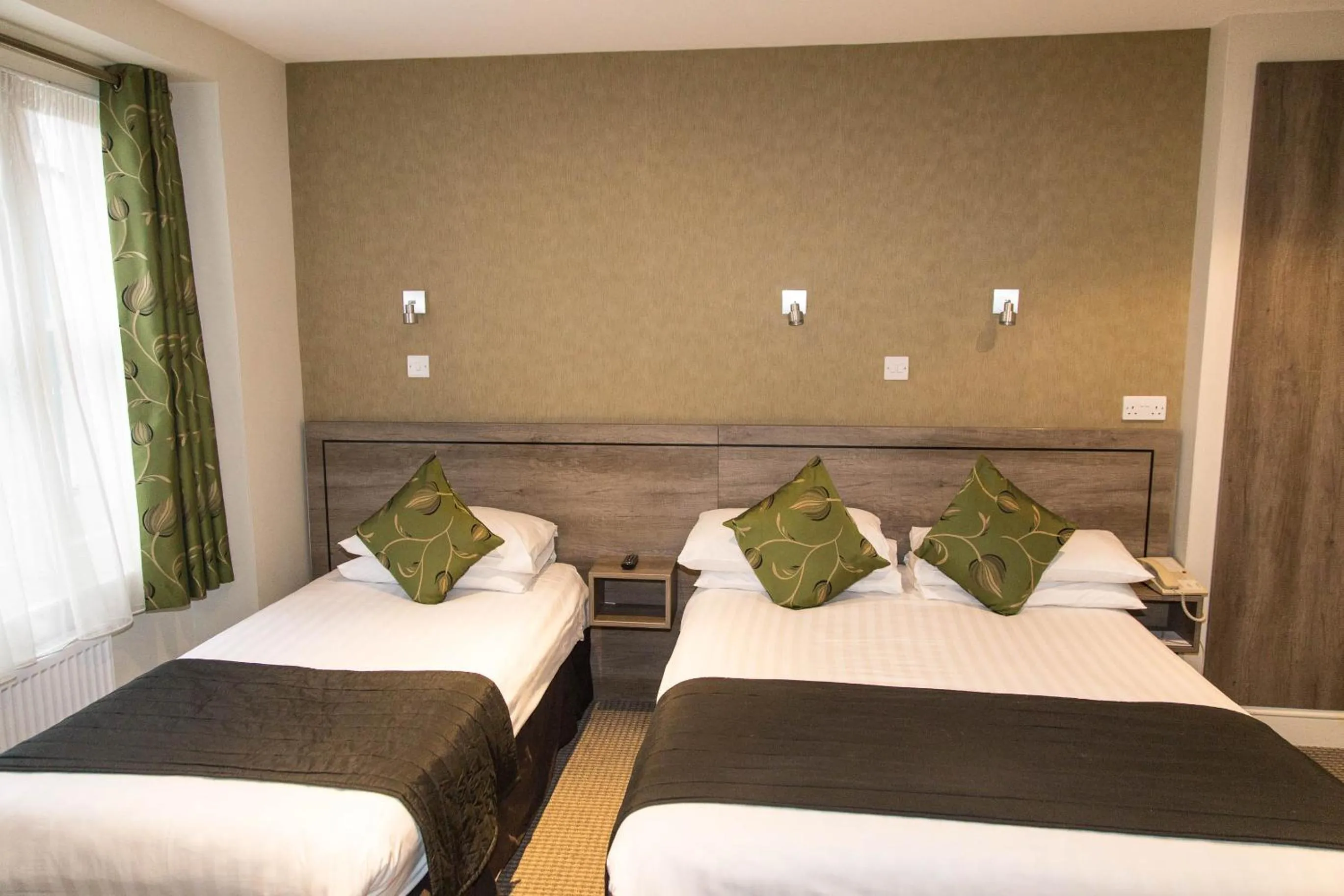 Bed in Kensington Gardens Hotel