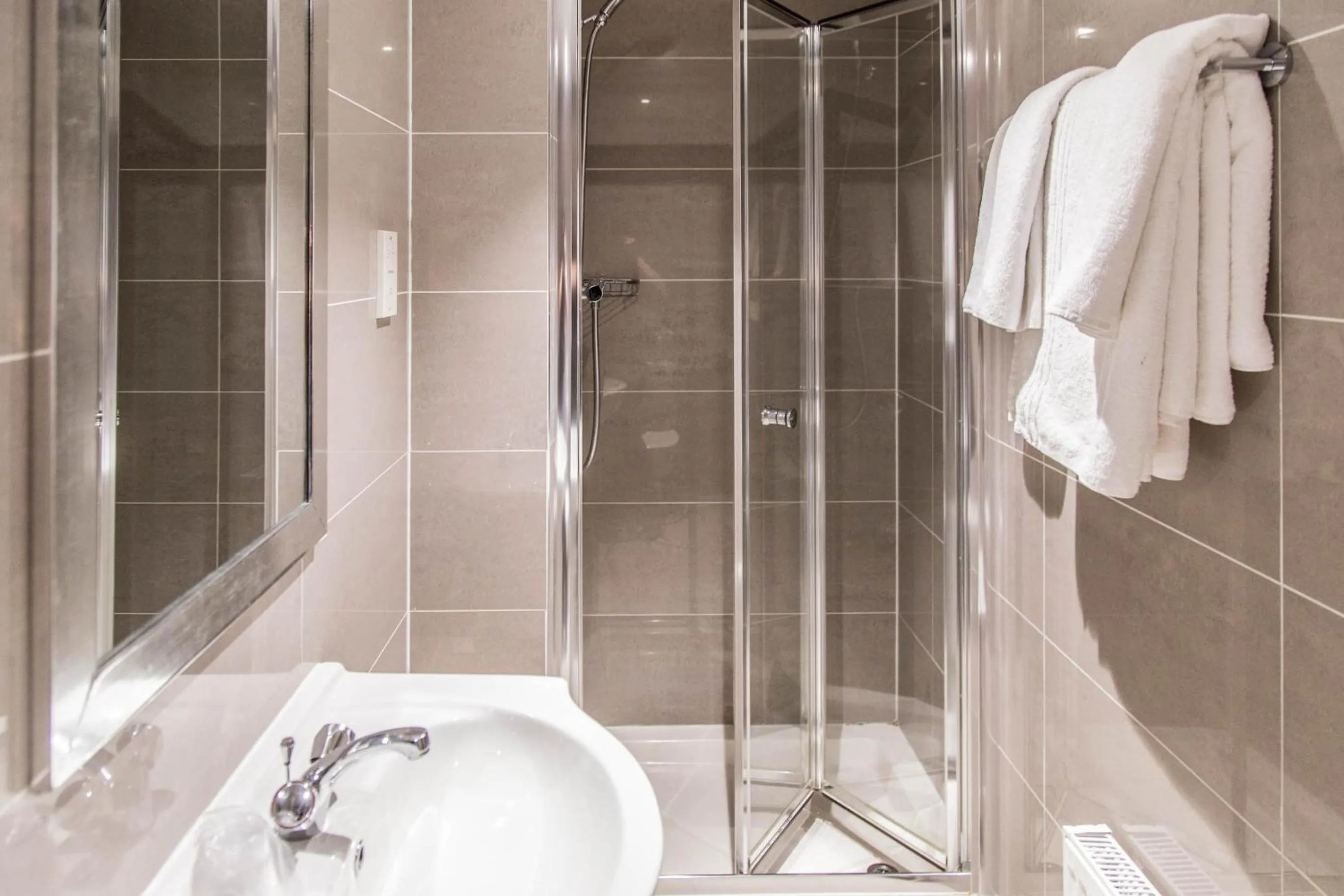 Shower in Kensington Gardens Hotel
