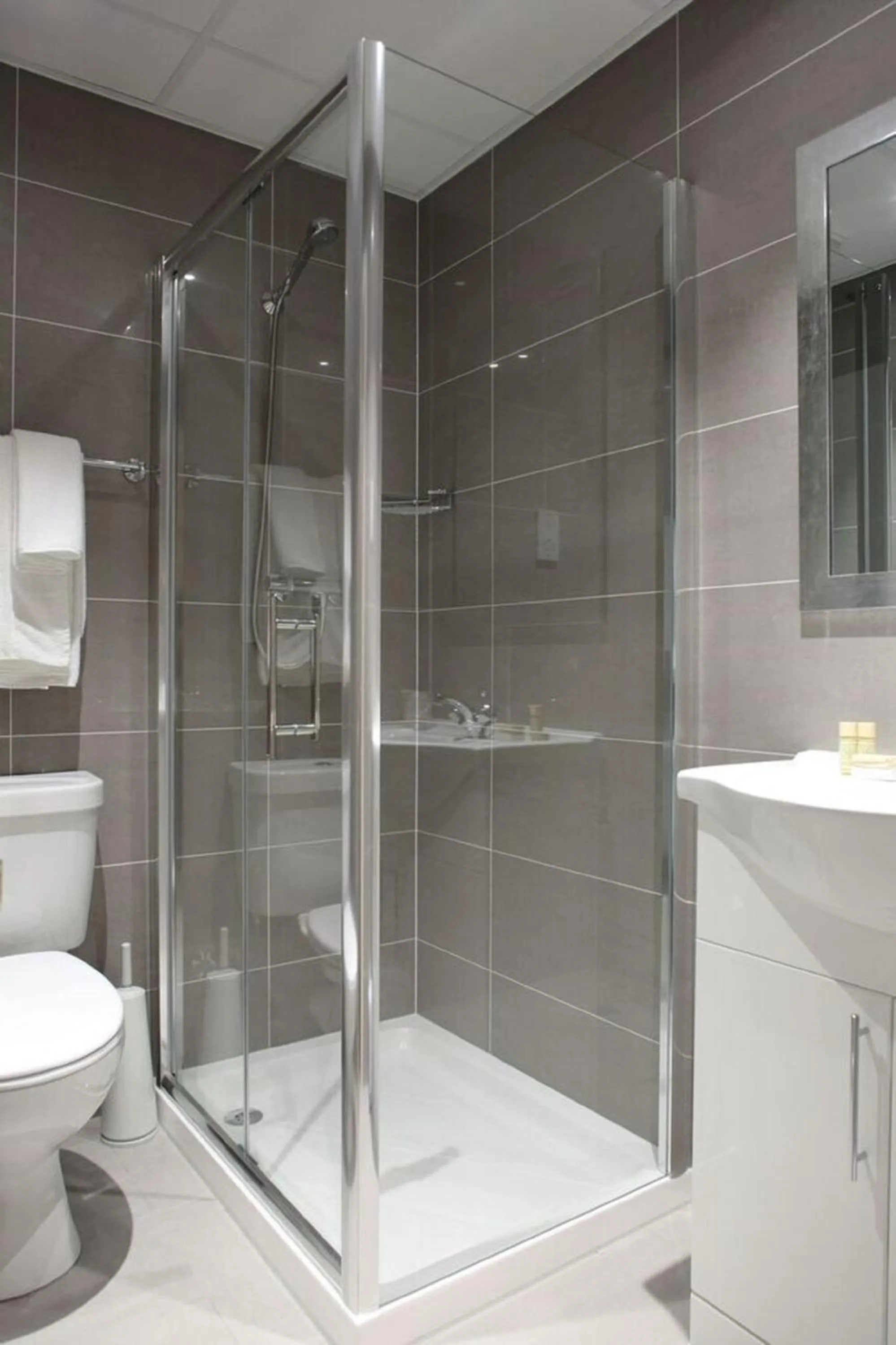 Shower in Kensington Gardens Hotel