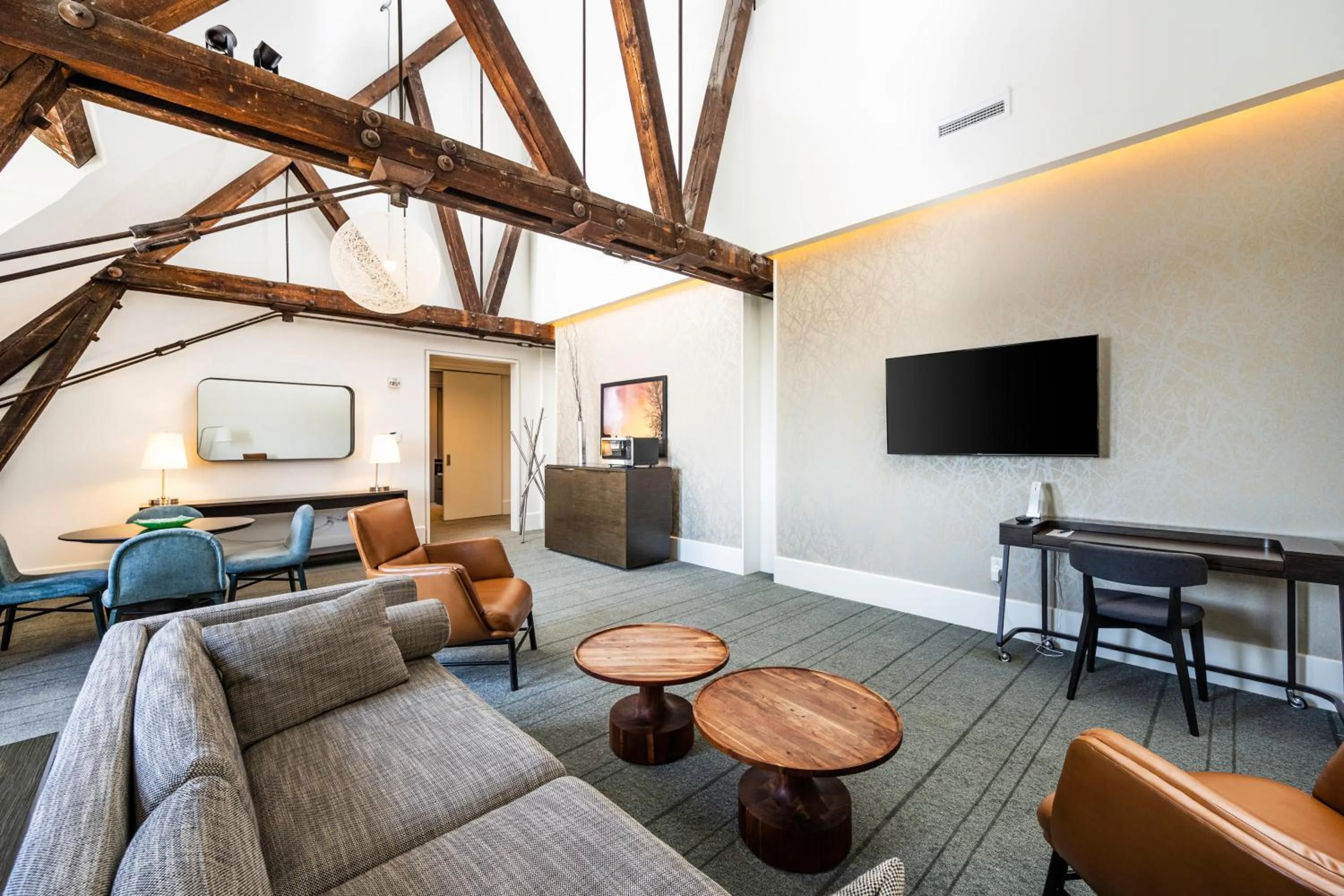 Evening entertainment in The Richardson Hotel