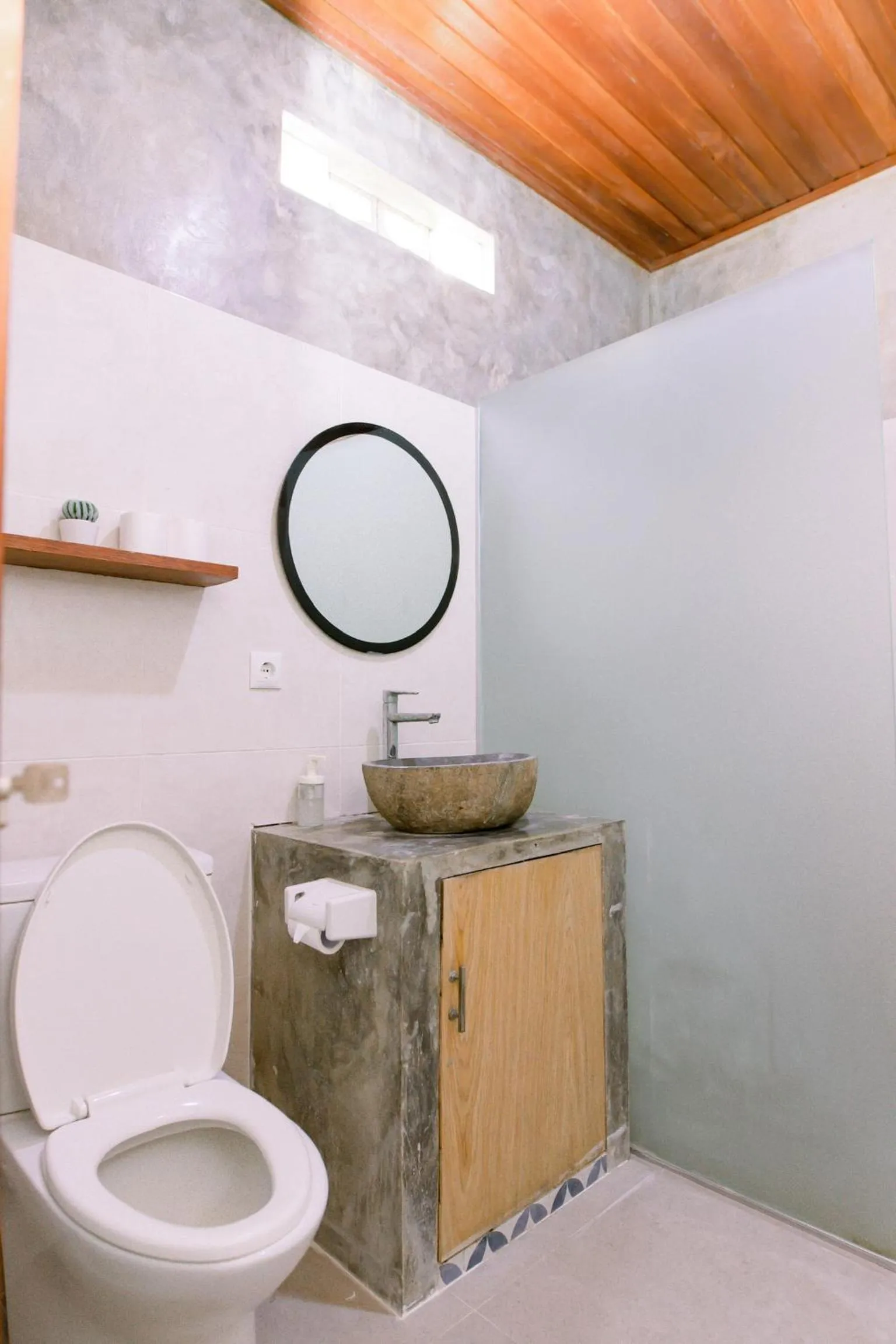 Toilet in Lemon Guest House