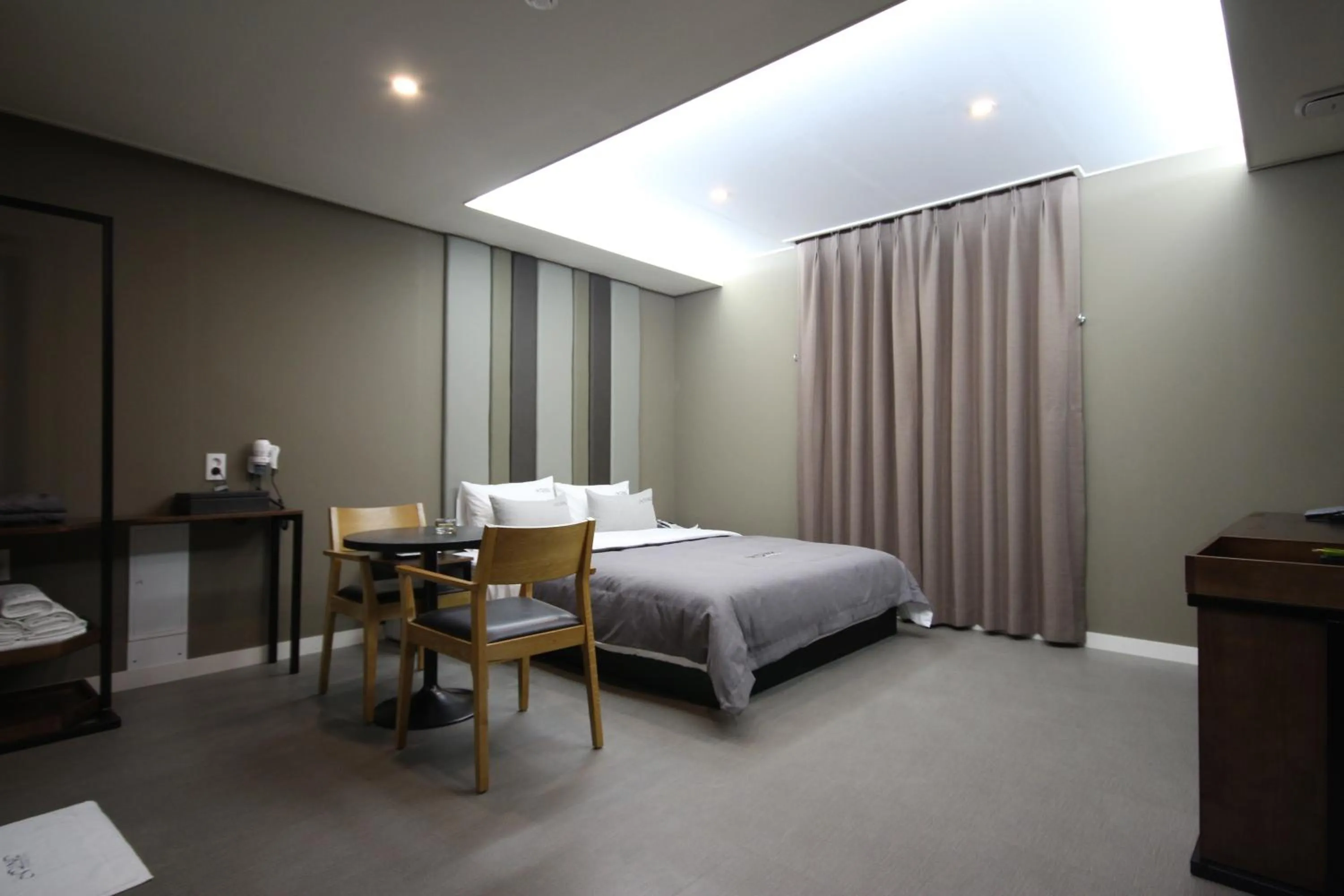 Decorative detail, Bed in Busan Station Dino Hotel