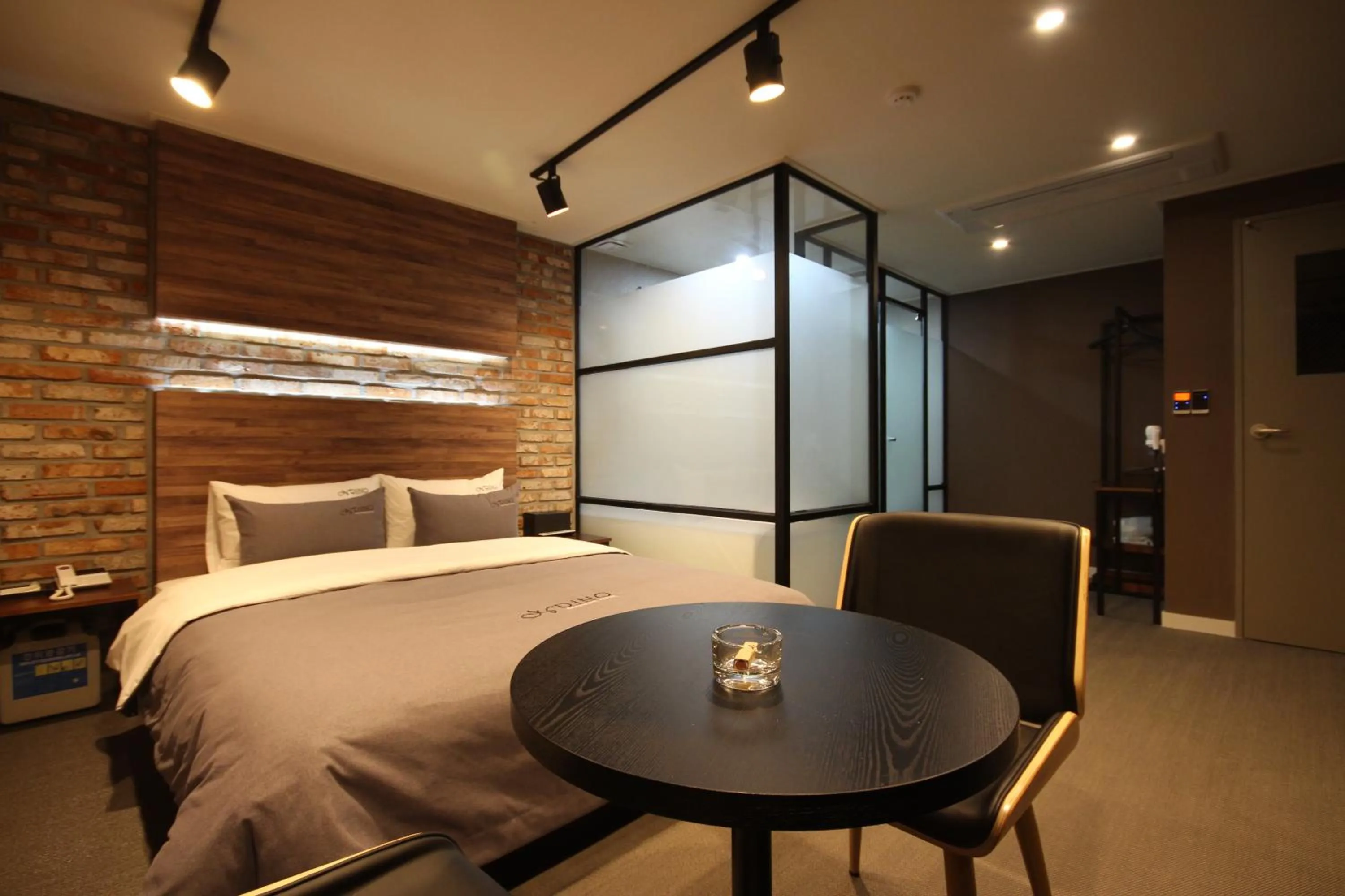 Decorative detail, Bed in Busan Station Dino Hotel