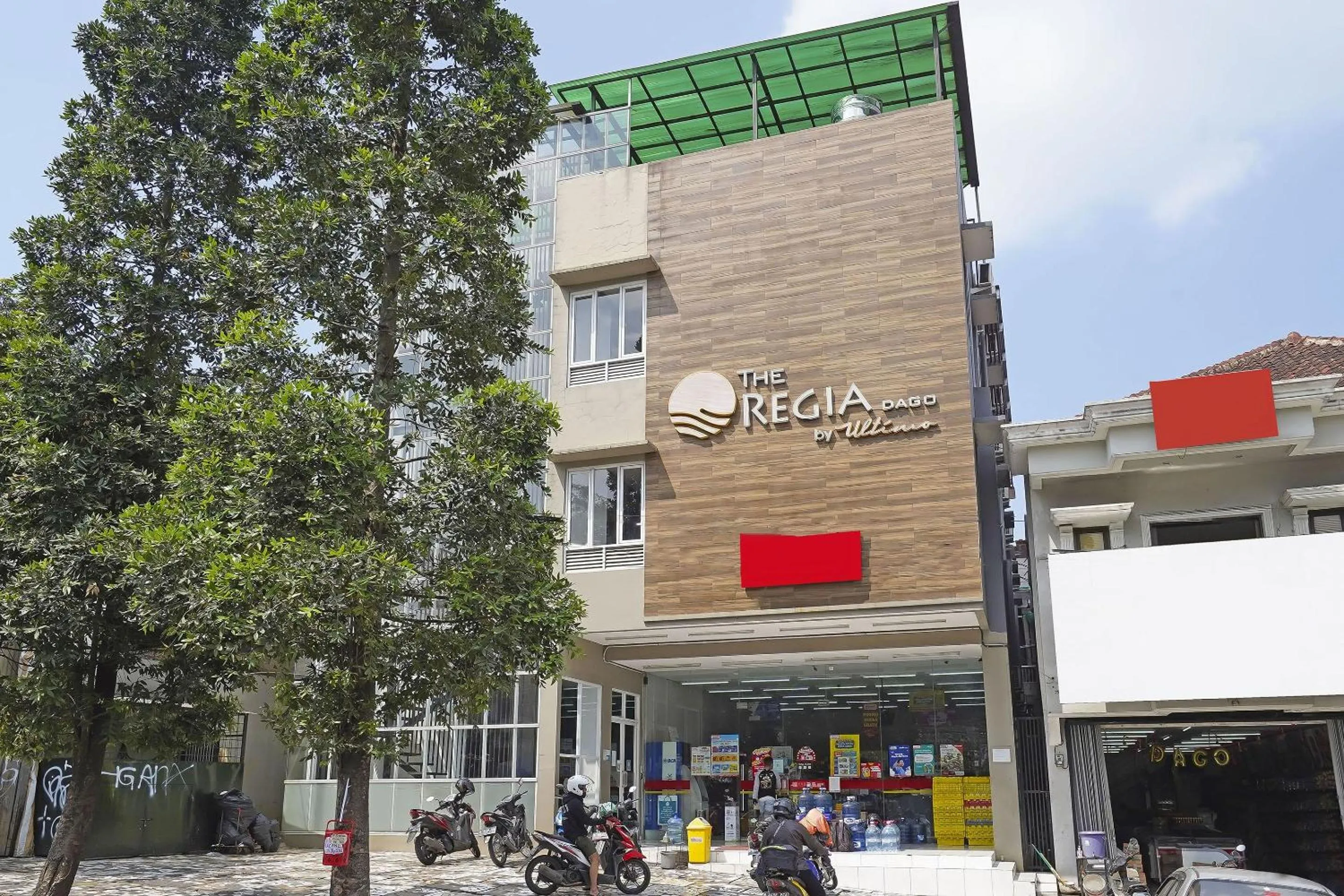 Facade/entrance in Collection O Dago Near Taman Hutan Raya Formerly Regia Dago