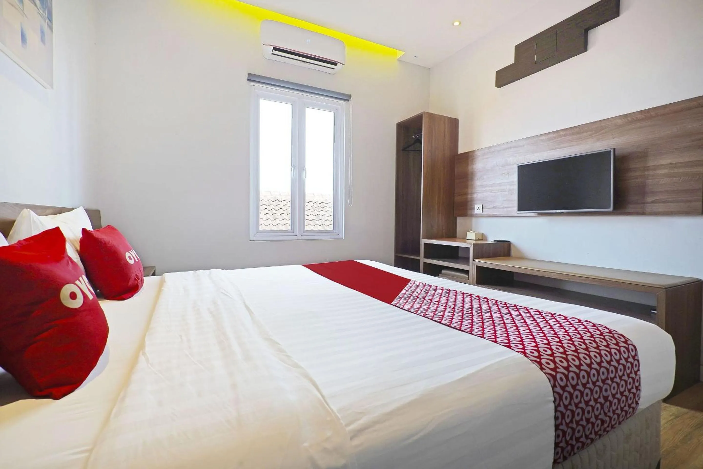 Bedroom, Bed in Collection O Dago Near Taman Hutan Raya Formerly Regia Dago