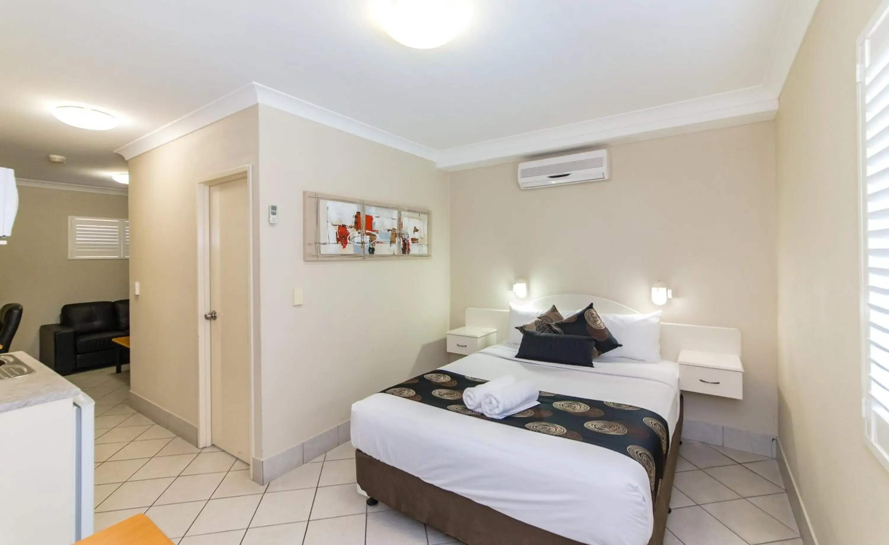 Executive Queen Suite with Sofa in Villa Capri Motel Executive Queen Suite with Sofa in Villa Capri Motel