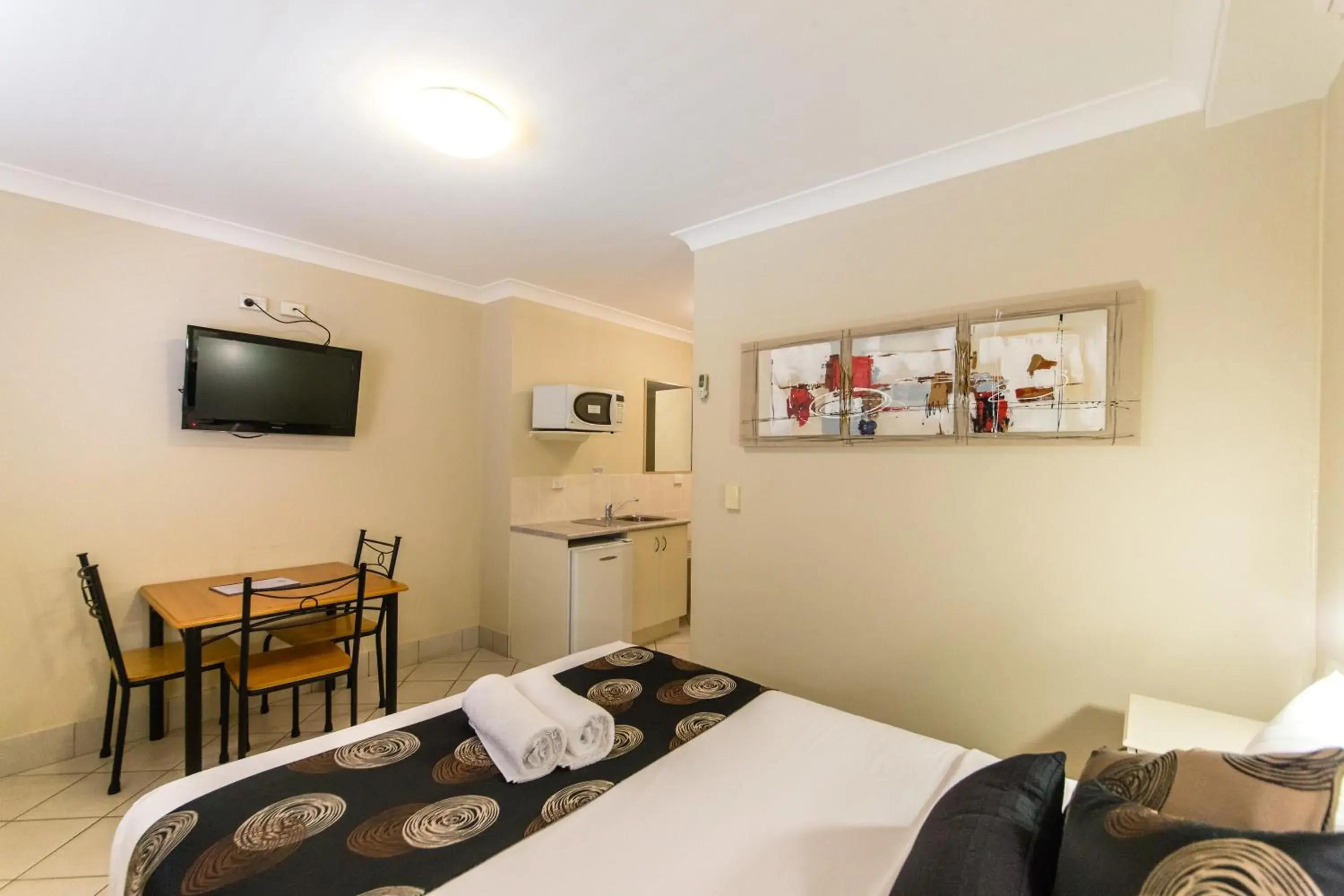 Queen Room with Two Queen Beds in Villa Capri Motel Queen Room with Two Queen Beds in Villa Capri Motel