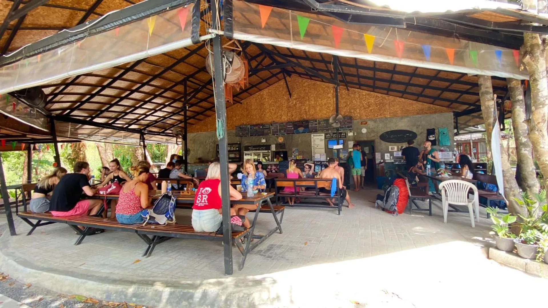 People in Blanco Hostel Lanta 18 to 35