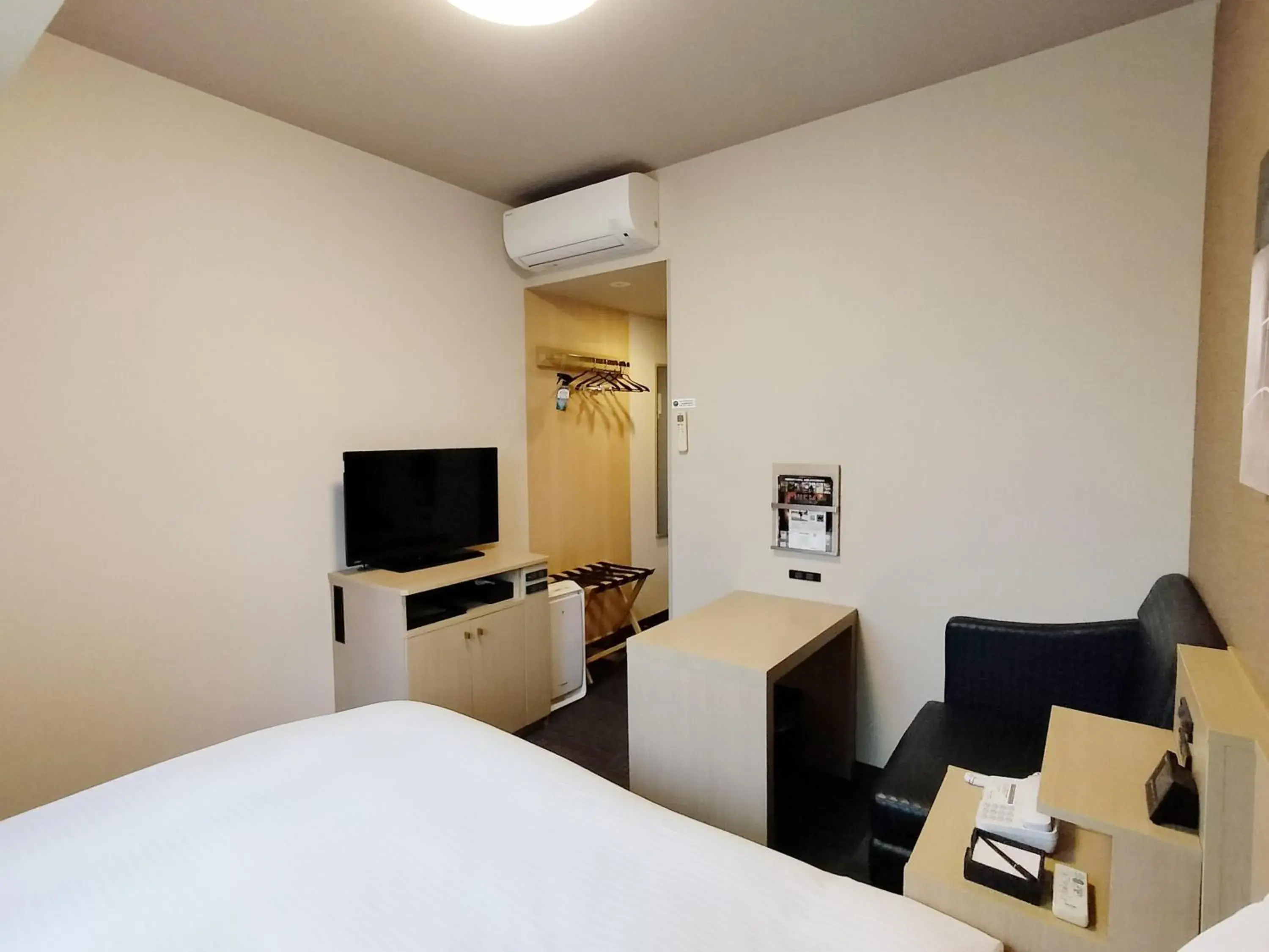 Standard Single Room - single occupancy - Non-Smoking in Hotel Route-Inn Takaoka Ekimae Standard Single Room - single occupancy - Non-Smoking in Hotel Route-Inn Takaoka Ekimae