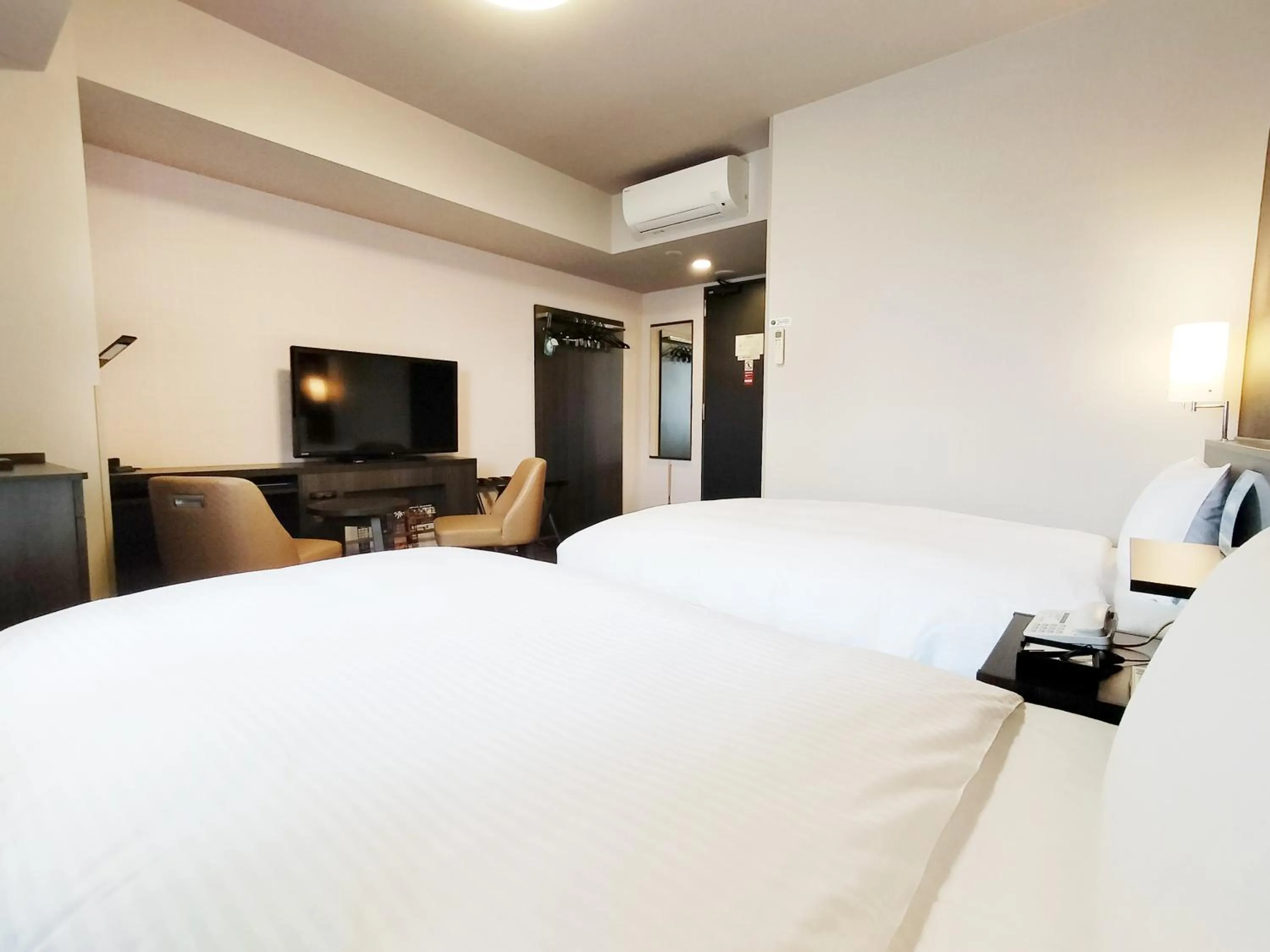 Bed in Hotel Route-Inn Takaoka Ekimae