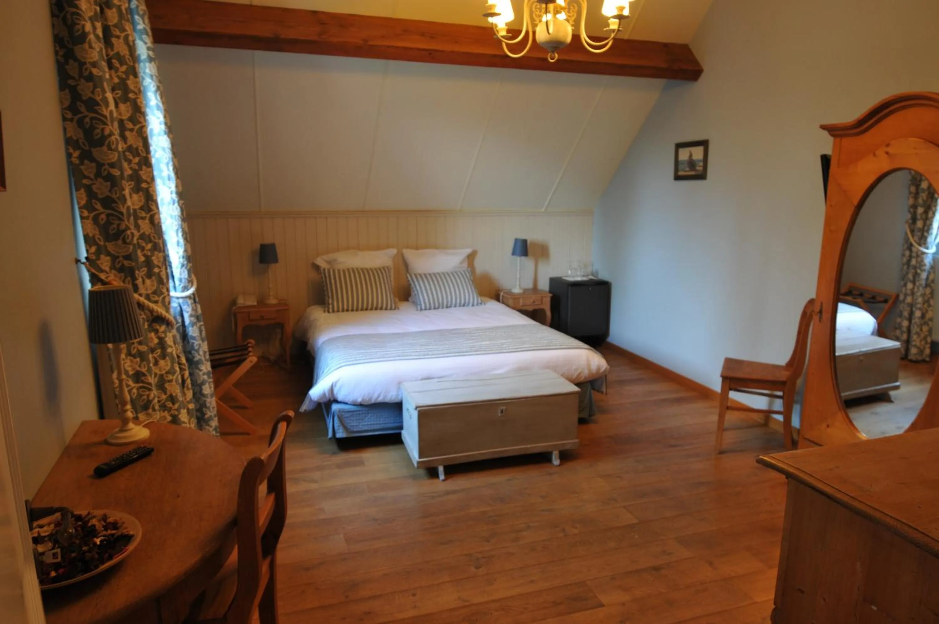 Bedroom, Bed in Hostellerie au Coeur du Spinois