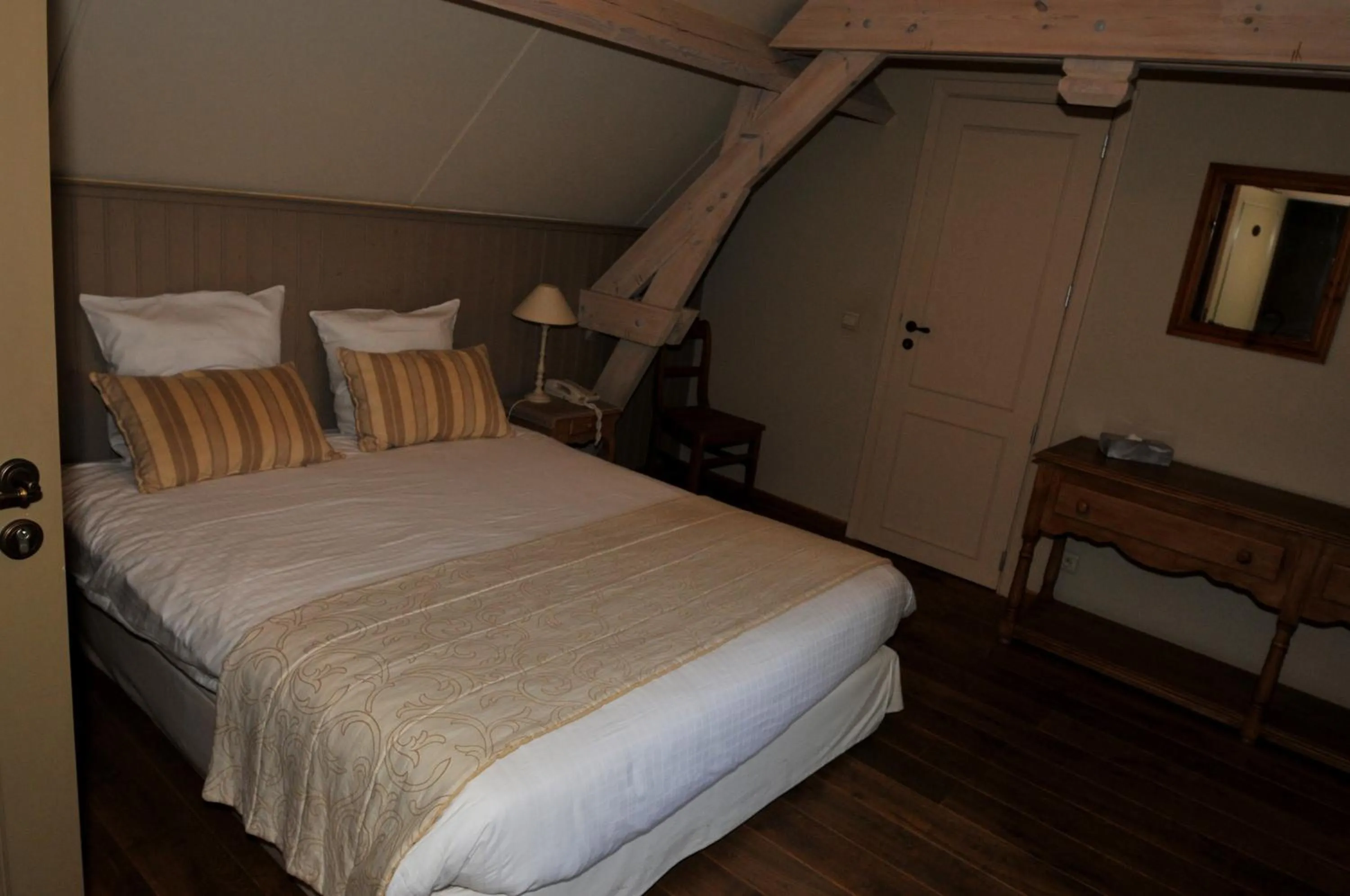 Bedroom, Bed in Hostellerie au Coeur du Spinois