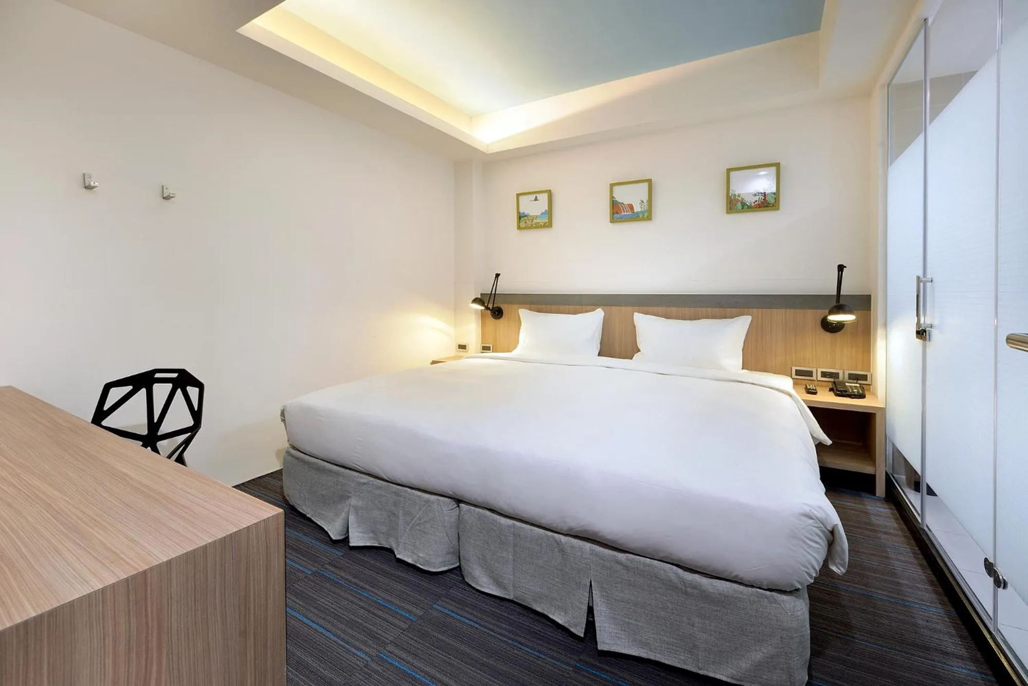 Photo of the whole room, Bed in Hommie Inn