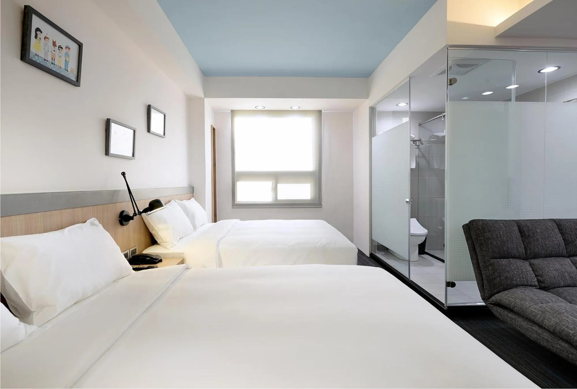 Photo of the whole room, Bed in Hommie Inn