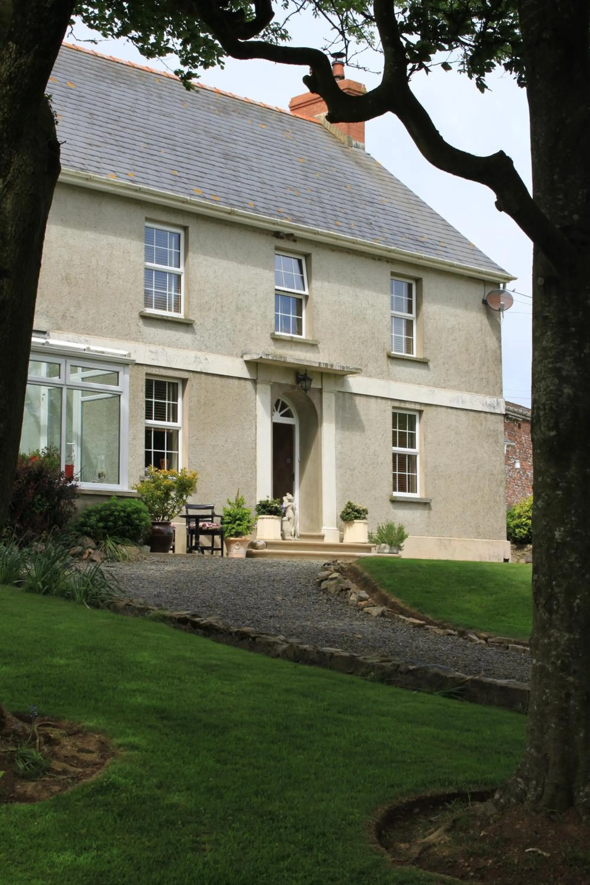 Facade/entrance in Ty Llwyd