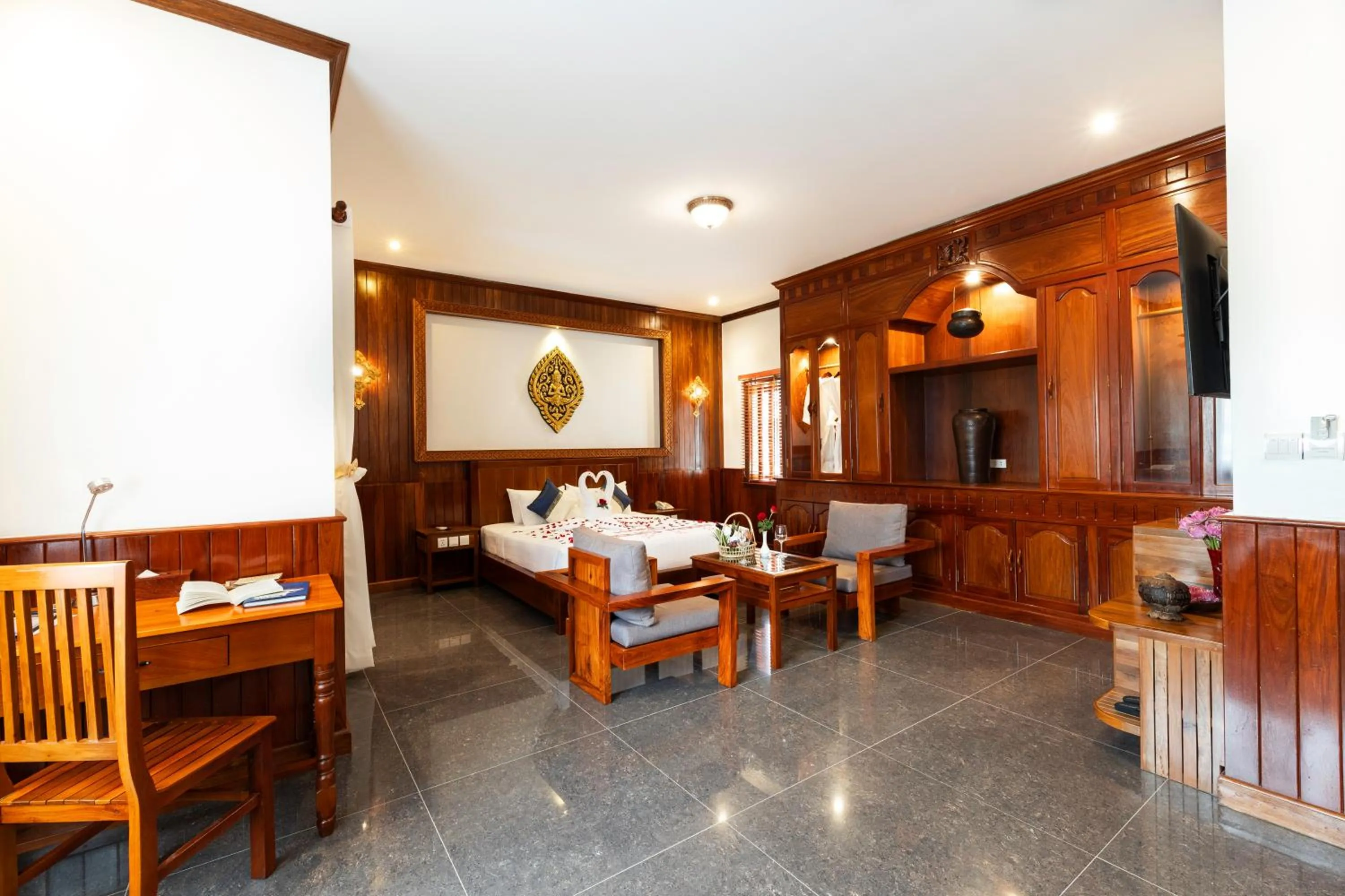 Restaurant/places to eat in Peak Elite Boutique