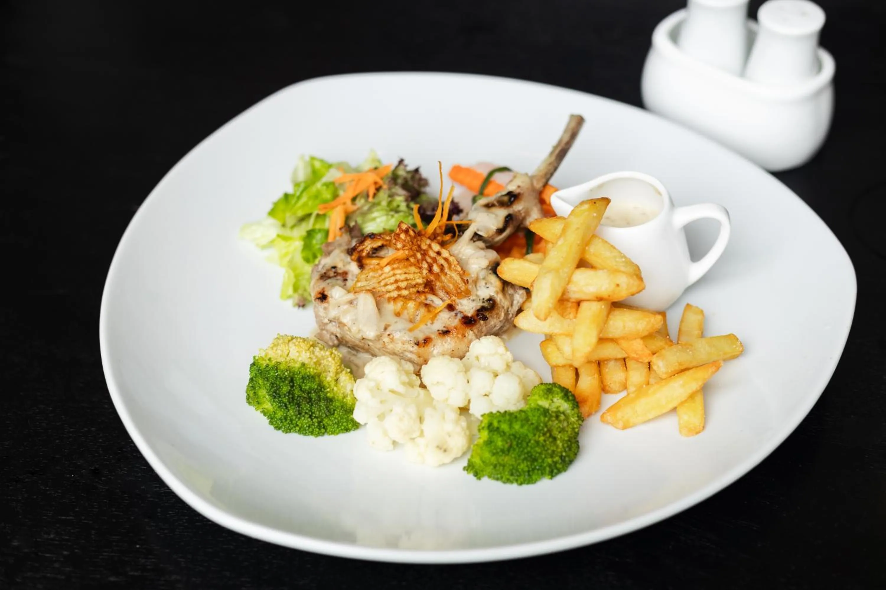 Food and drinks in Peak Elite Boutique