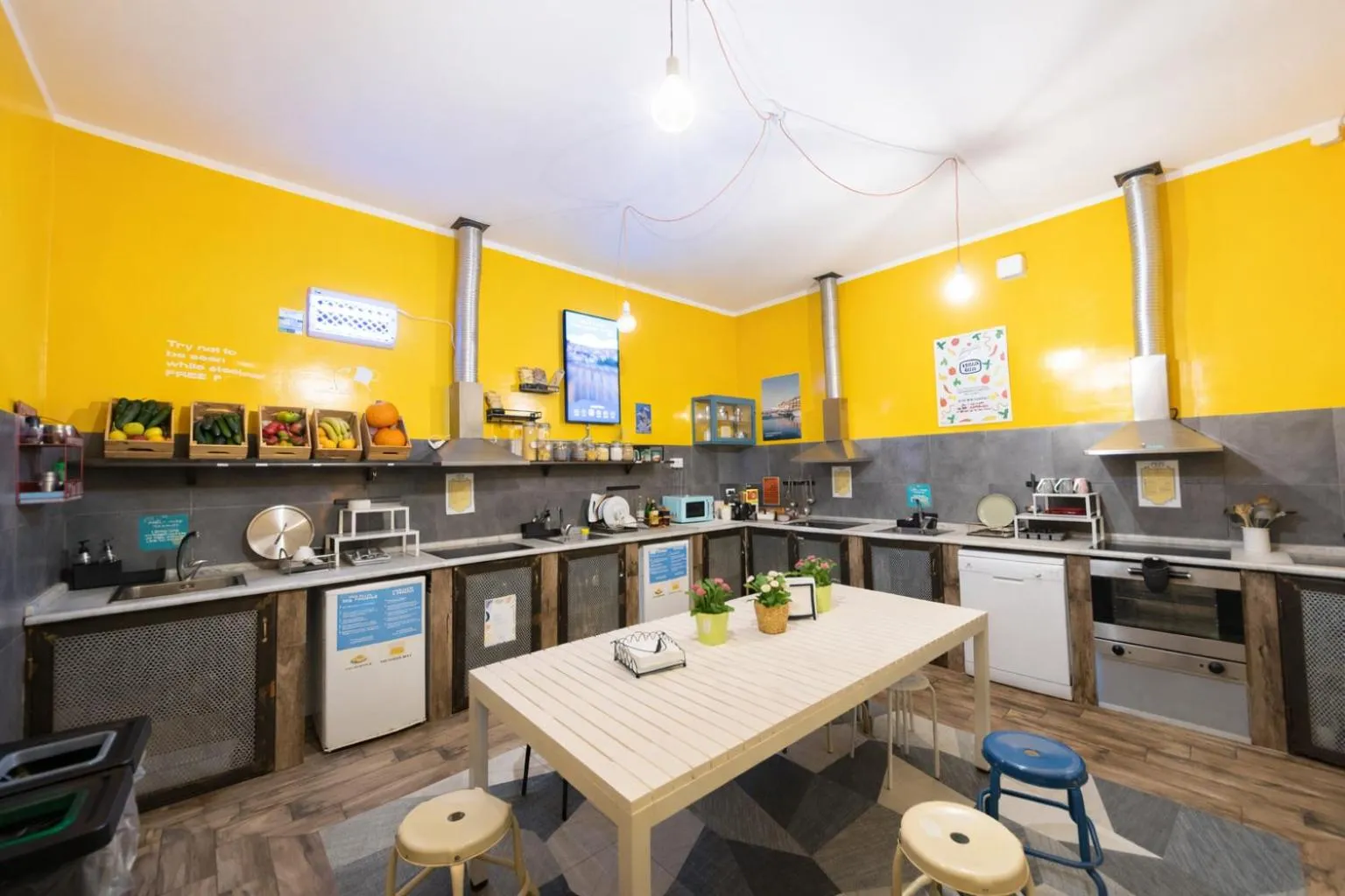 Kitchen or kitchenette in Ostello Bello Napoli