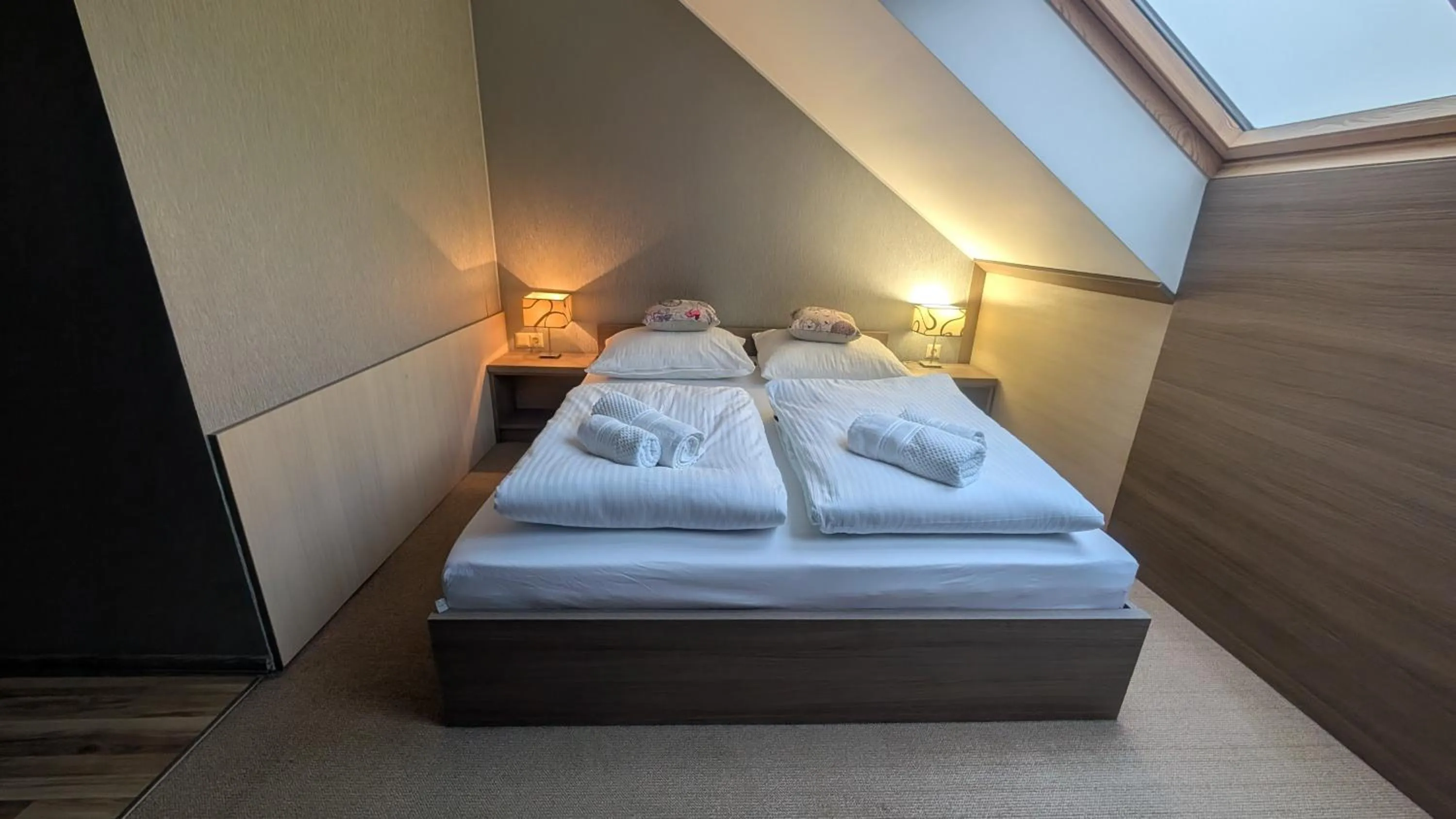 Photo of the whole room, Bed in FitnessFun