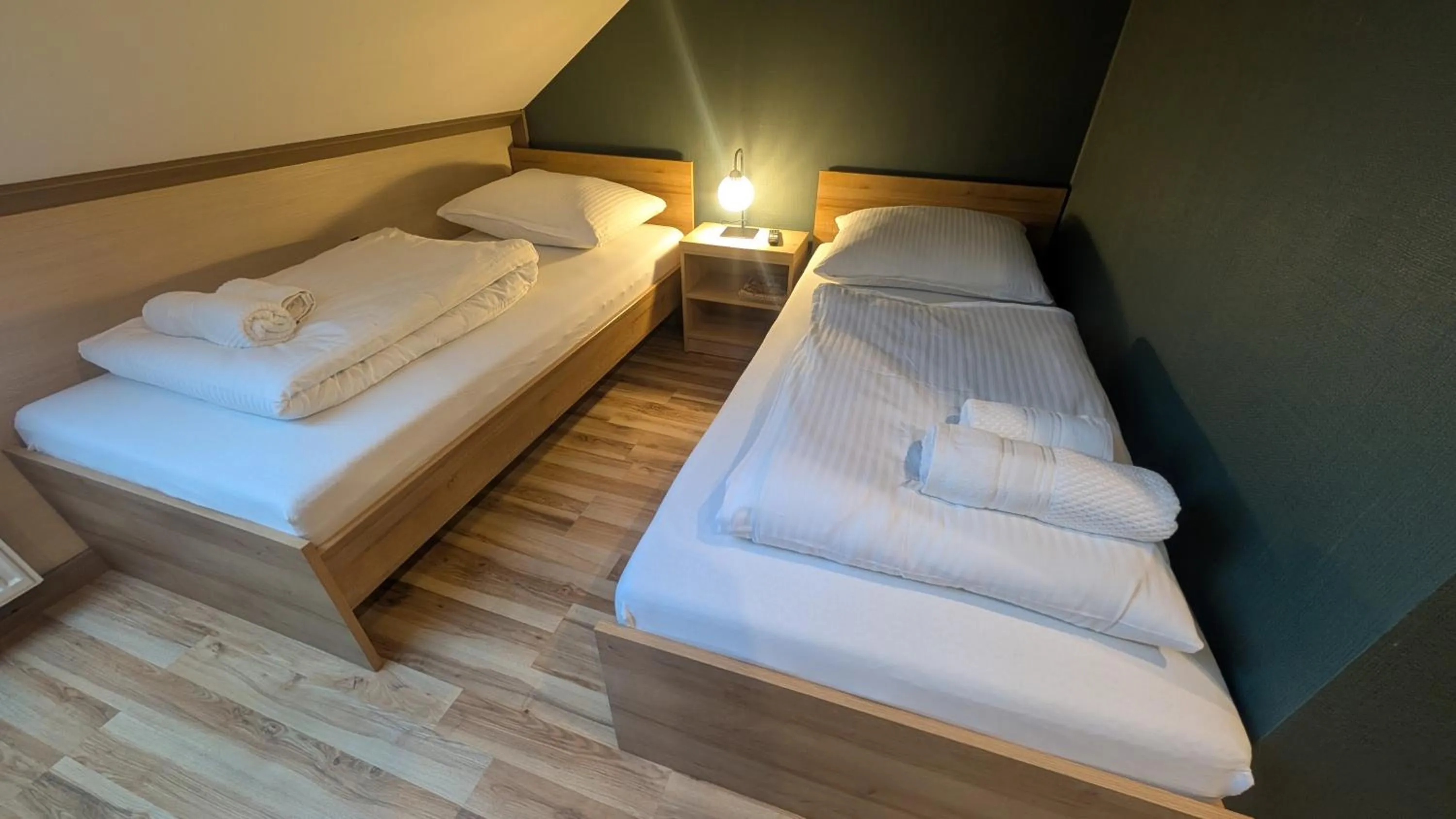 Photo of the whole room, Bed in FitnessFun