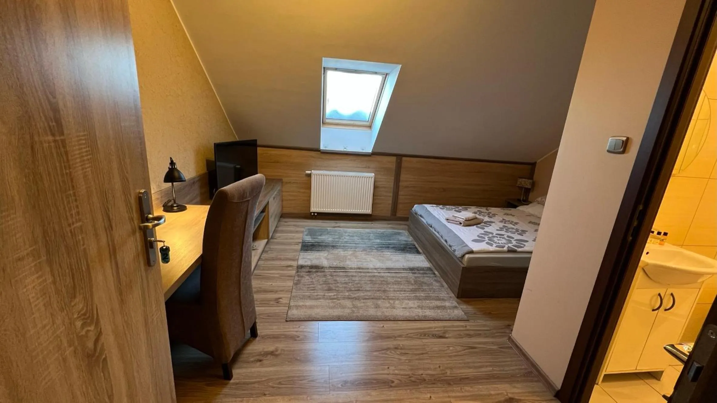 Photo of the whole room, Bed in FitnessFun