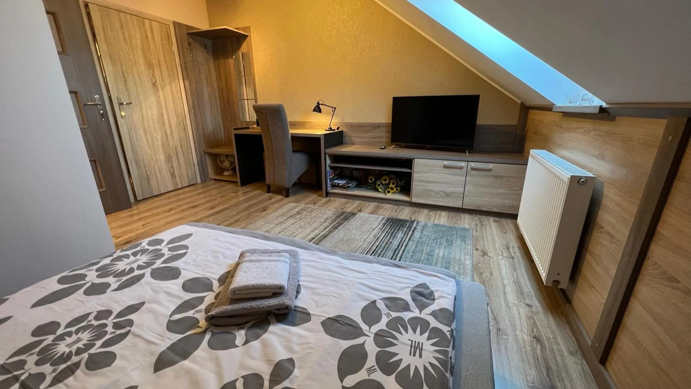 Photo of the whole room, Bed in FitnessFun