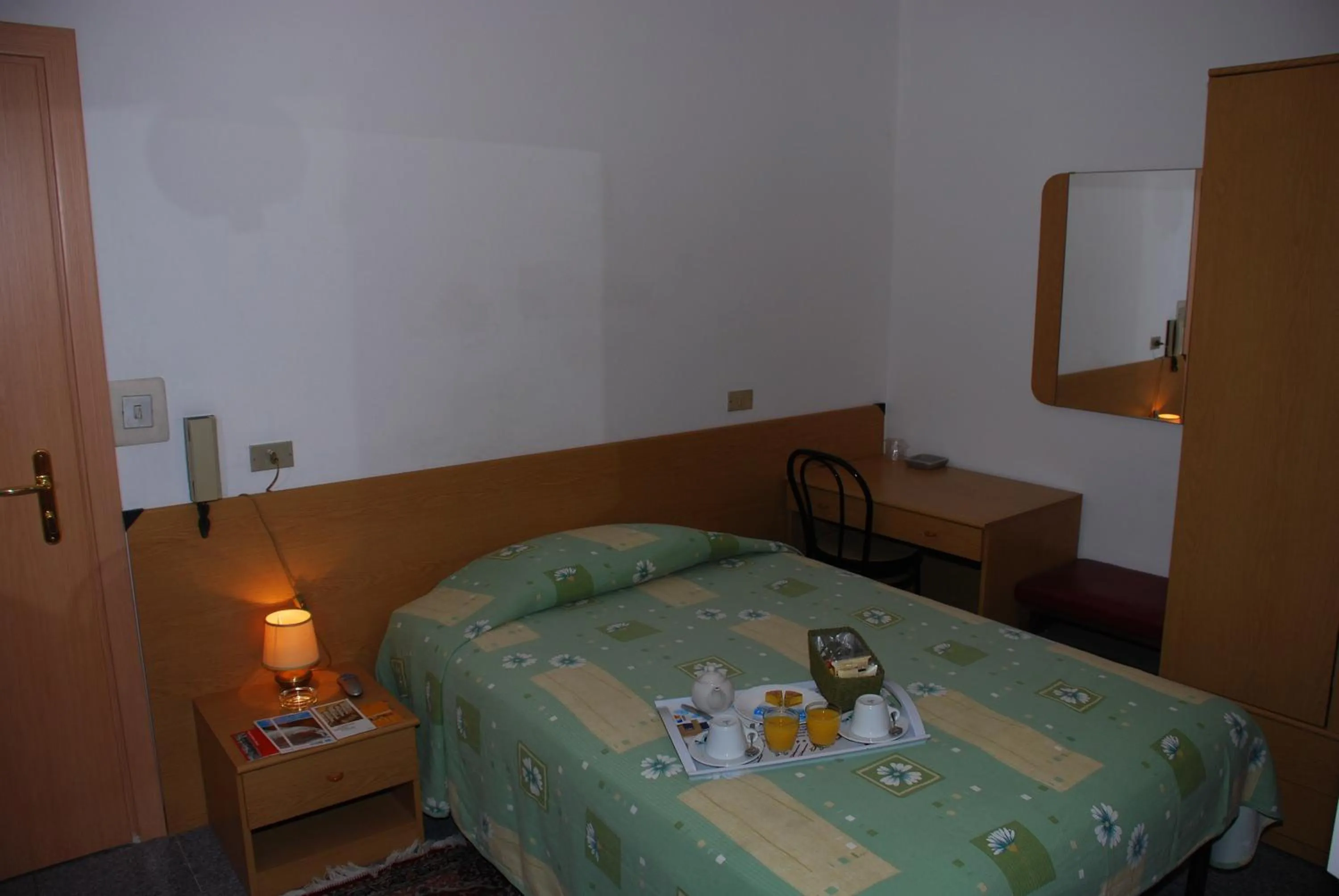 Photo of the whole room, Bed in Hotel Major
