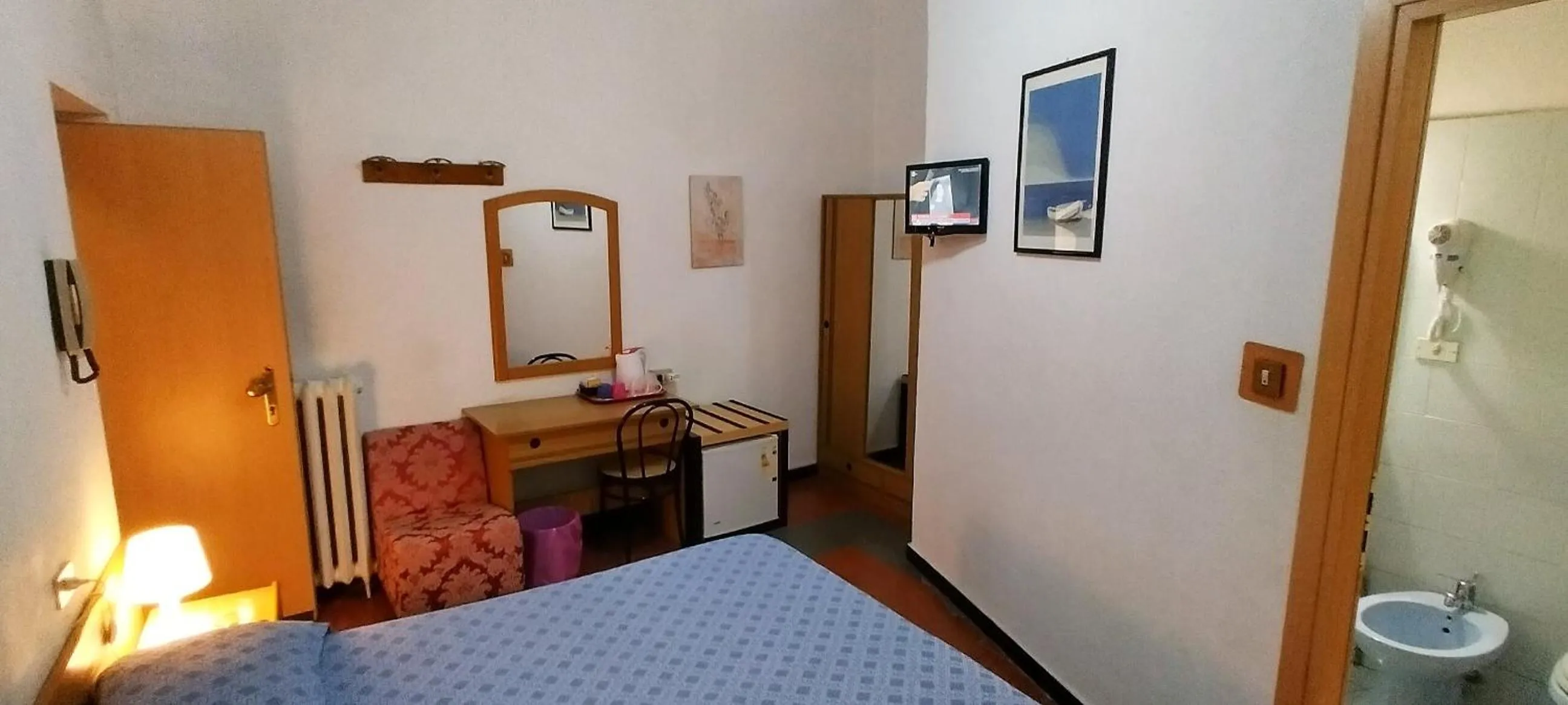 Bathroom, Bed in Hotel Major