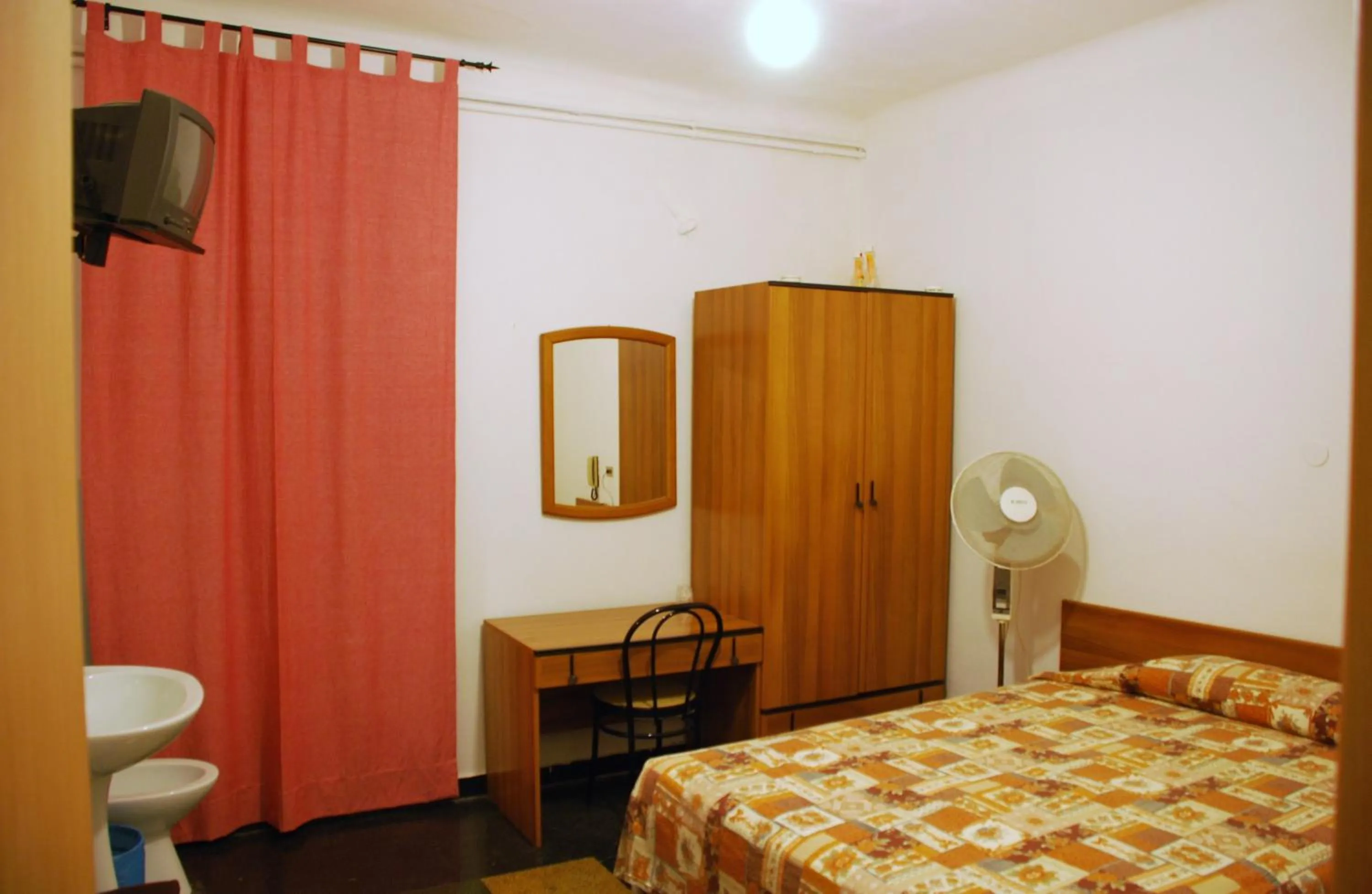 Photo of the whole room, Bed in Hotel Major