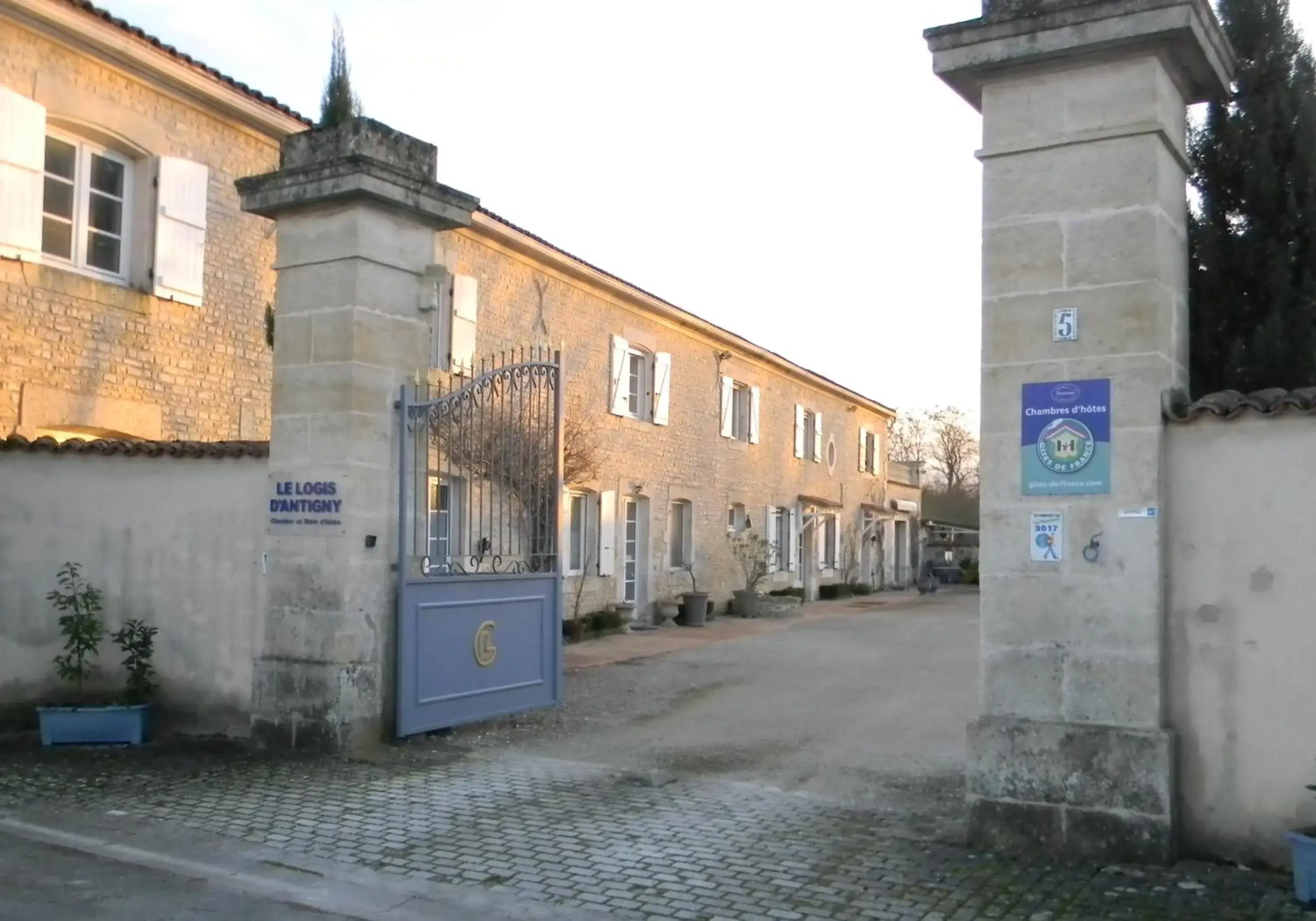 Le Logis d'ANTIGNY Le Logis d'ANTIGNY