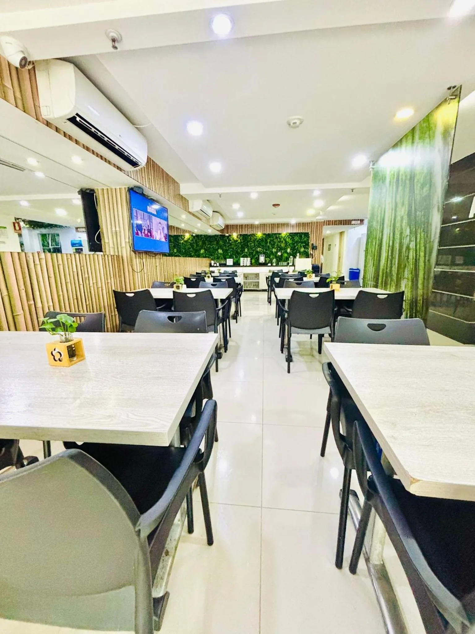 Restaurant/places to eat in Hotel Laureles Plaza
