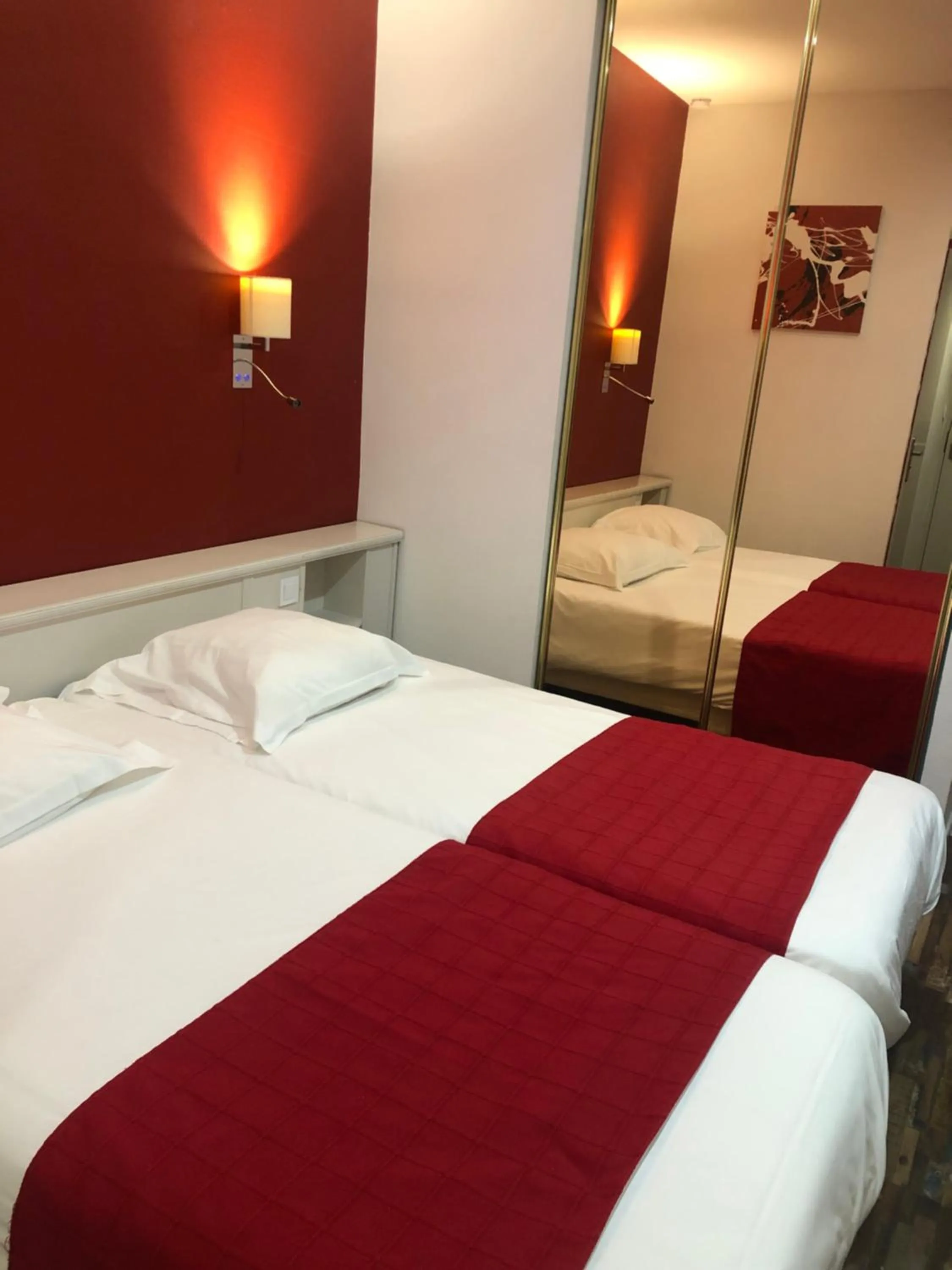 Bed in Cit'Hotel Europeen