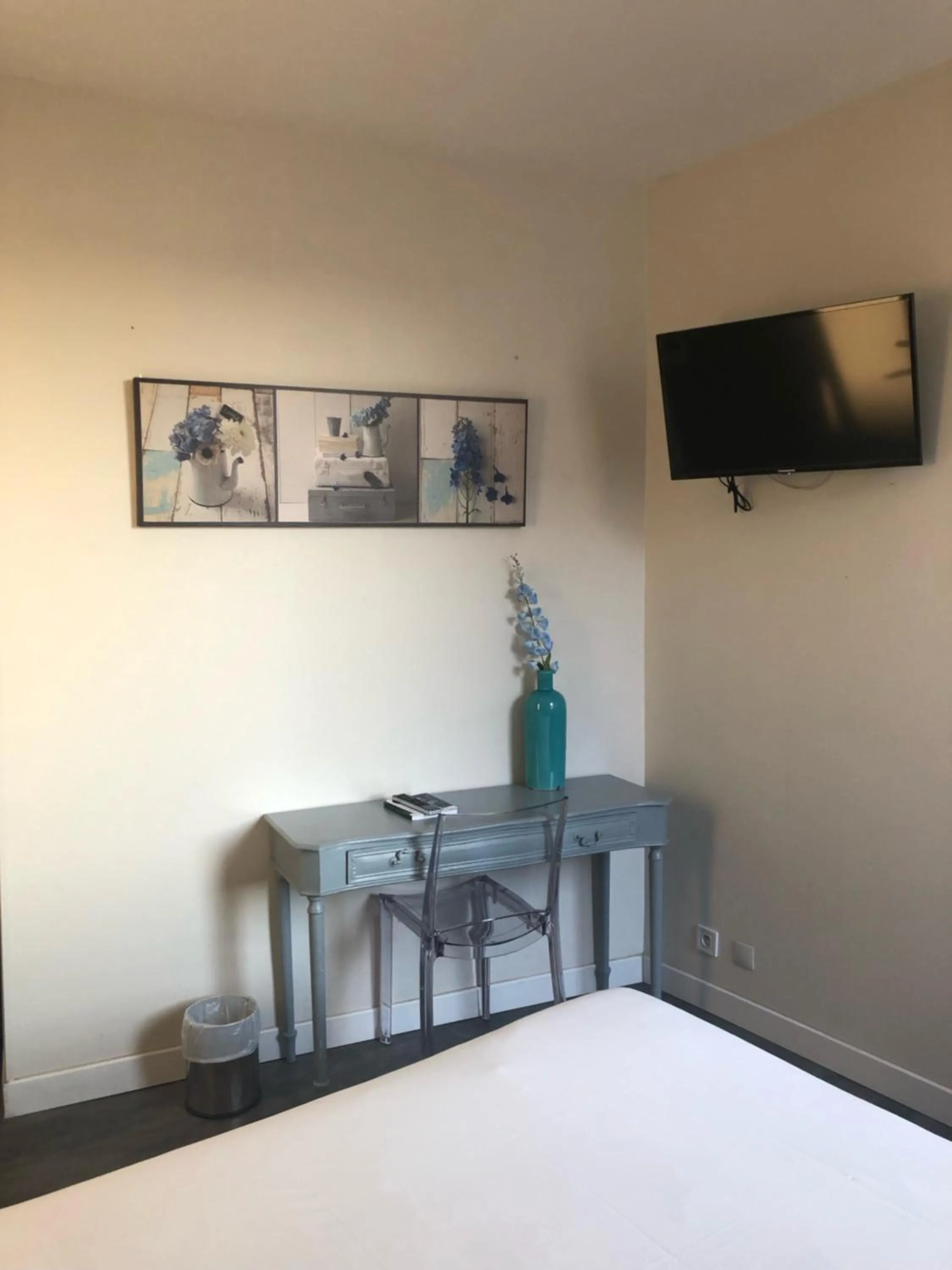 Bed in Cit'Hotel Europeen