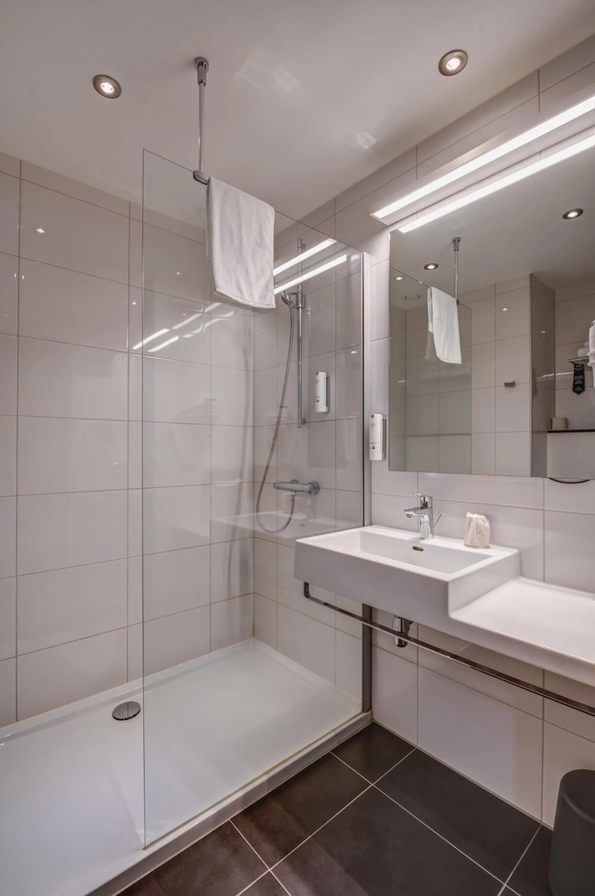 Shower in Mezzo Hotel & Business