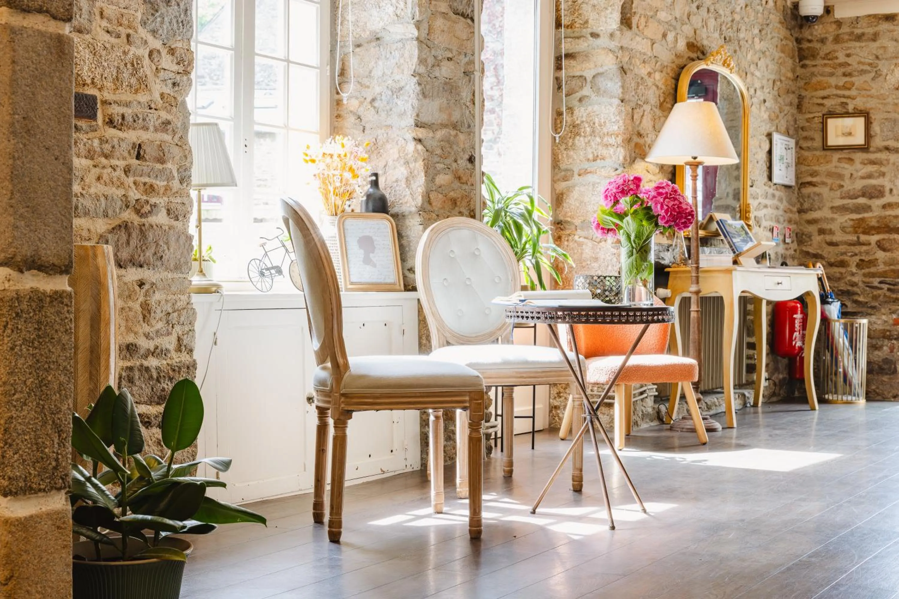 Lobby or reception in Demeures & Châteaux - Hôtel de la porte Saint-Malo - DINAN