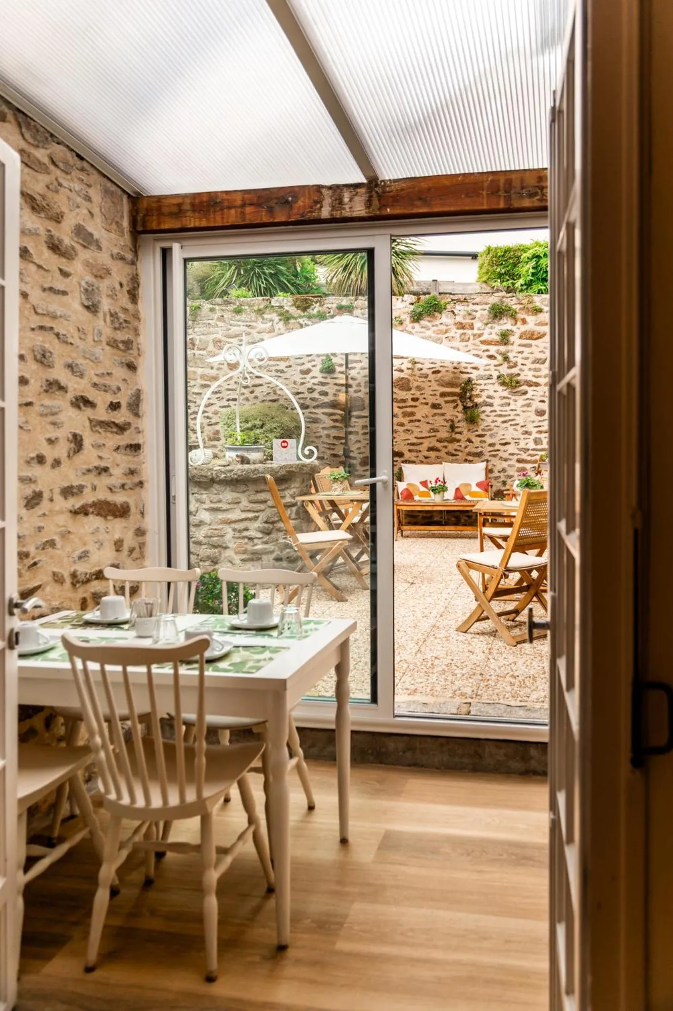 Patio in Demeures & Châteaux - Hôtel de la porte Saint-Malo - DINAN