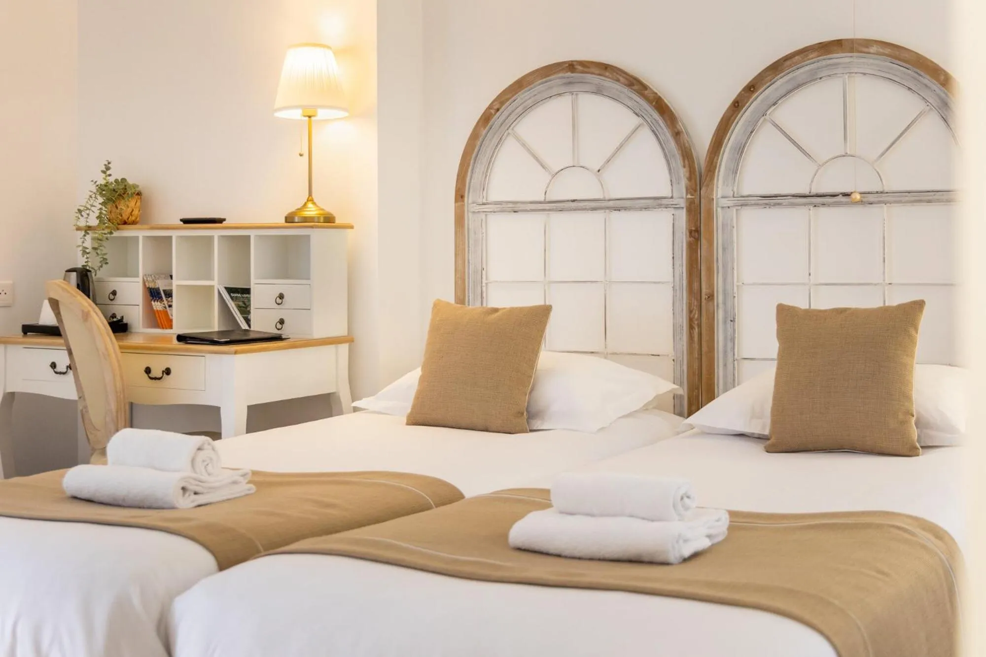 Decorative detail, Bed in Demeures & Châteaux - Hôtel de la porte Saint-Malo - DINAN