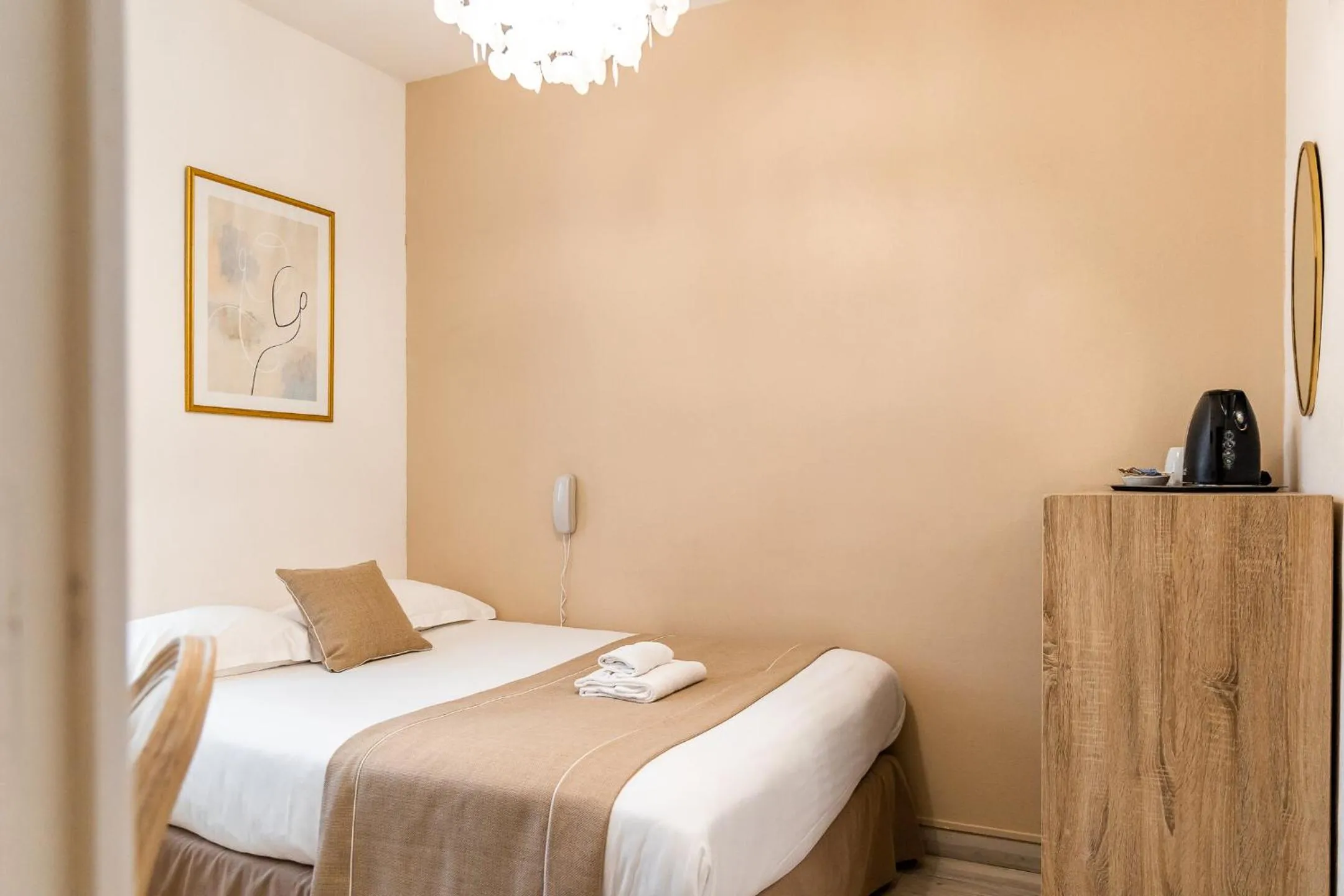 Bed in Demeures & Châteaux - Hôtel de la porte Saint-Malo - DINAN