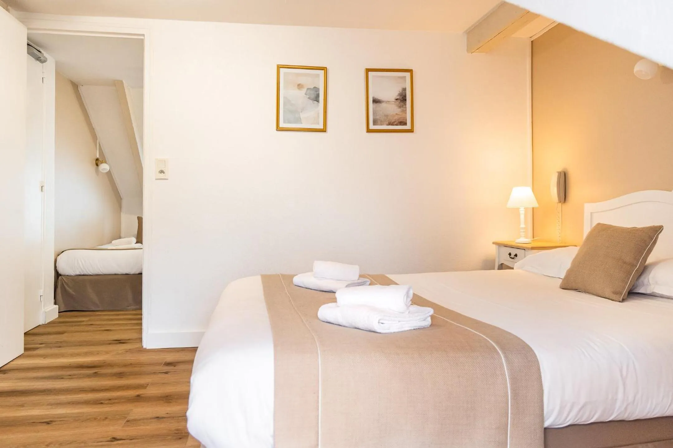 Bedroom, Bed in Demeures & Châteaux - Hôtel de la porte Saint-Malo - DINAN