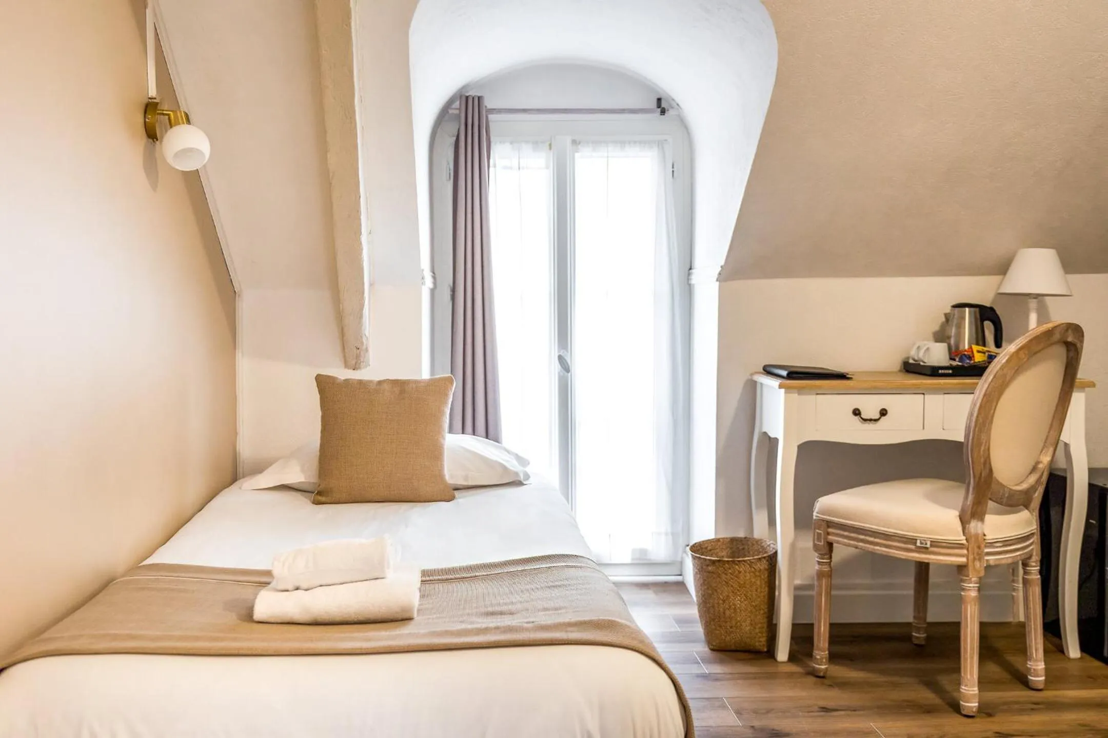 Bed in Demeures & Châteaux - Hôtel de la porte Saint-Malo - DINAN