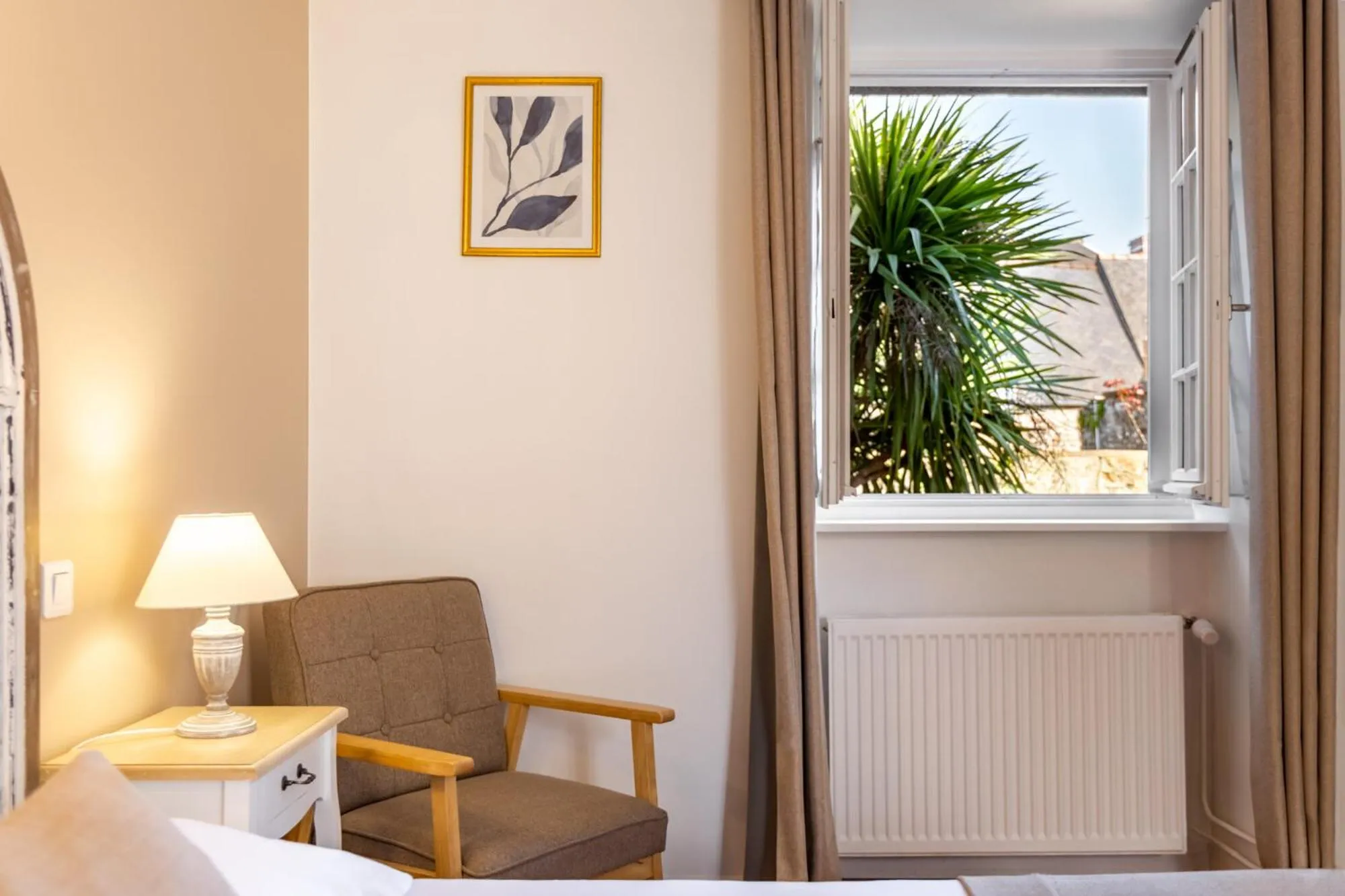 Garden view in Demeures & Châteaux - Hôtel de la porte Saint-Malo - DINAN